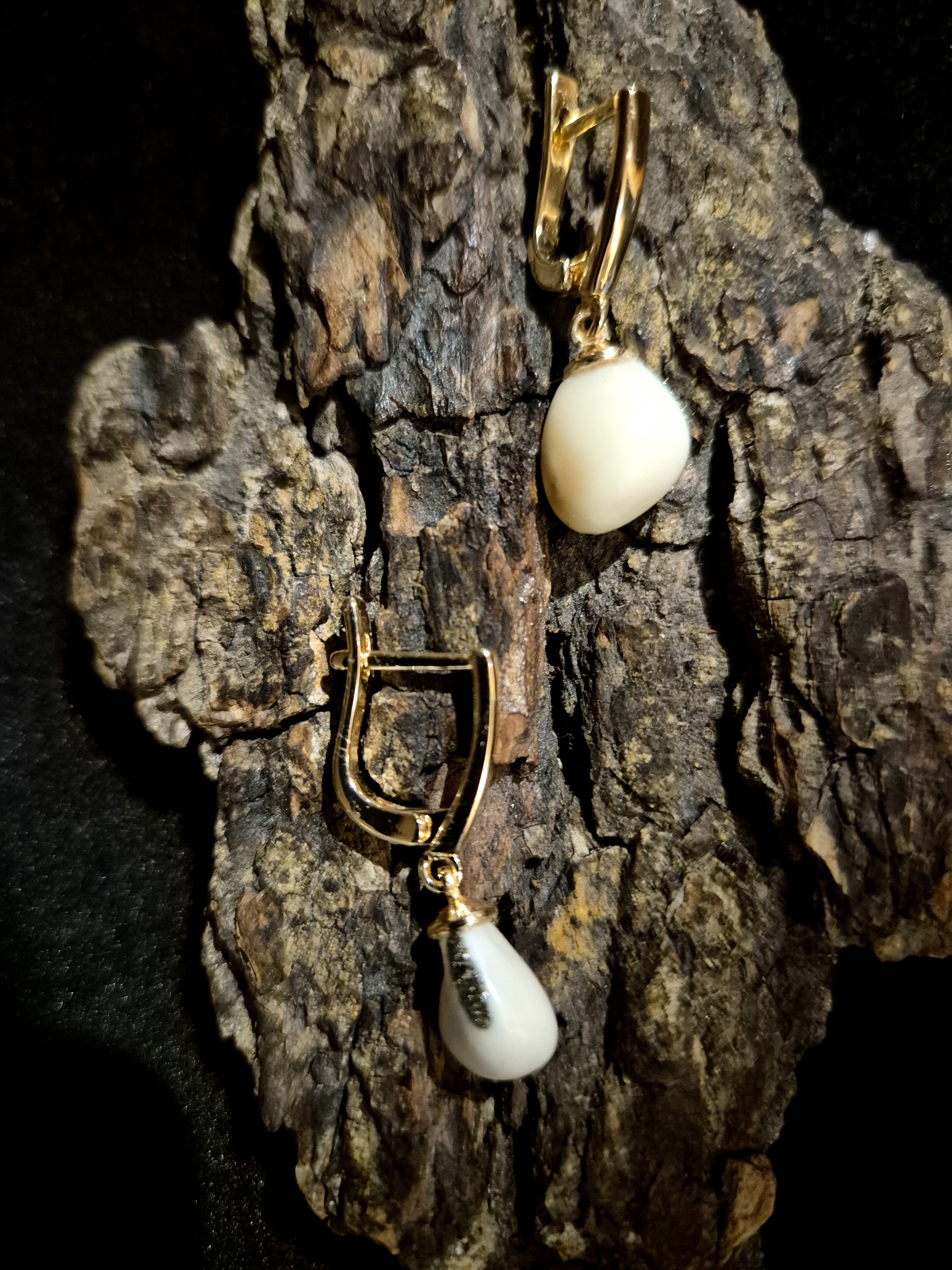 Auskarai iš tauriojo elnio dantų - ,,perlų" /Earrings of red deer teeth - "pearls" 