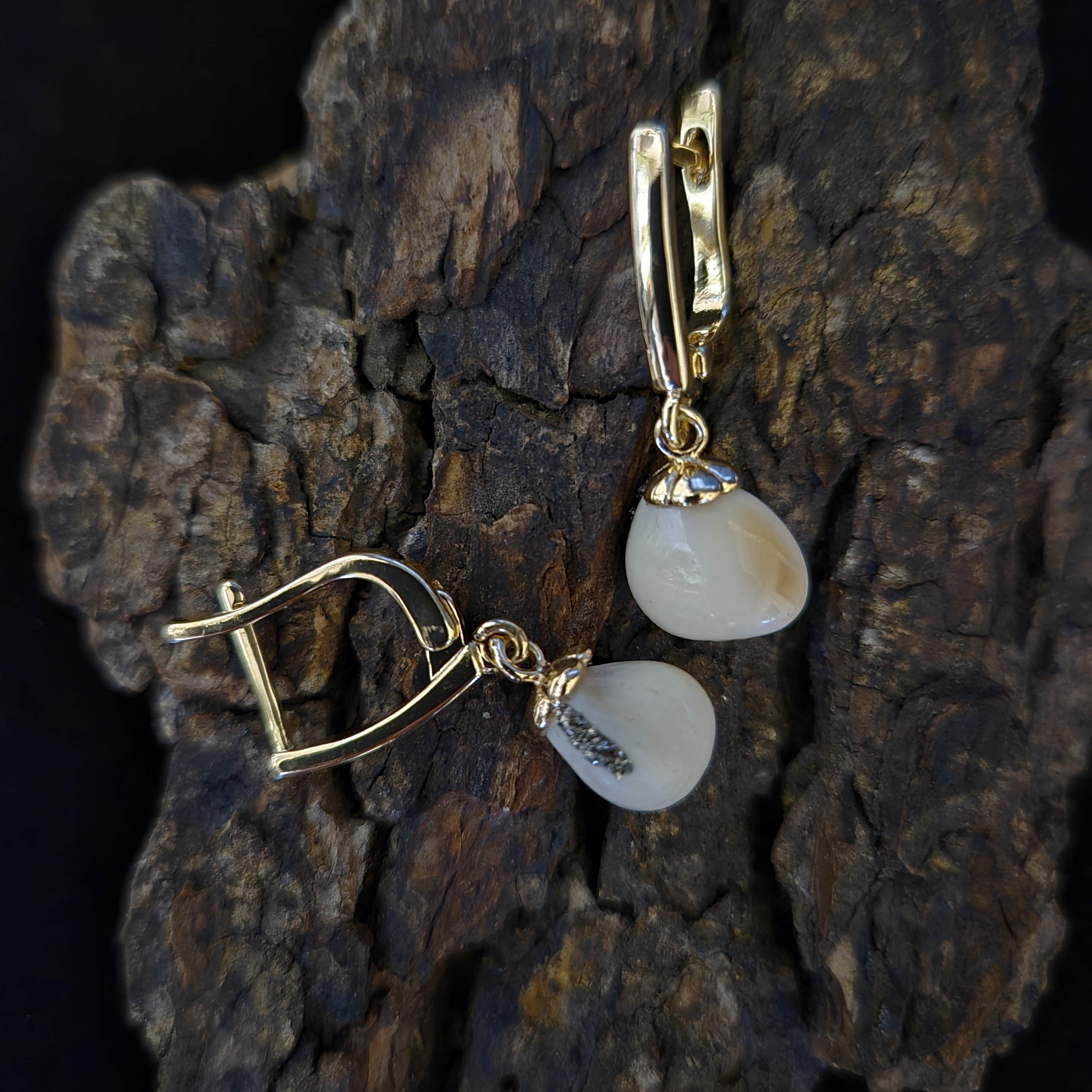 Auskarai iš tauriojo elnio dantų - ,,perlų" / Earrings of red deer teeth - ,,pearls"