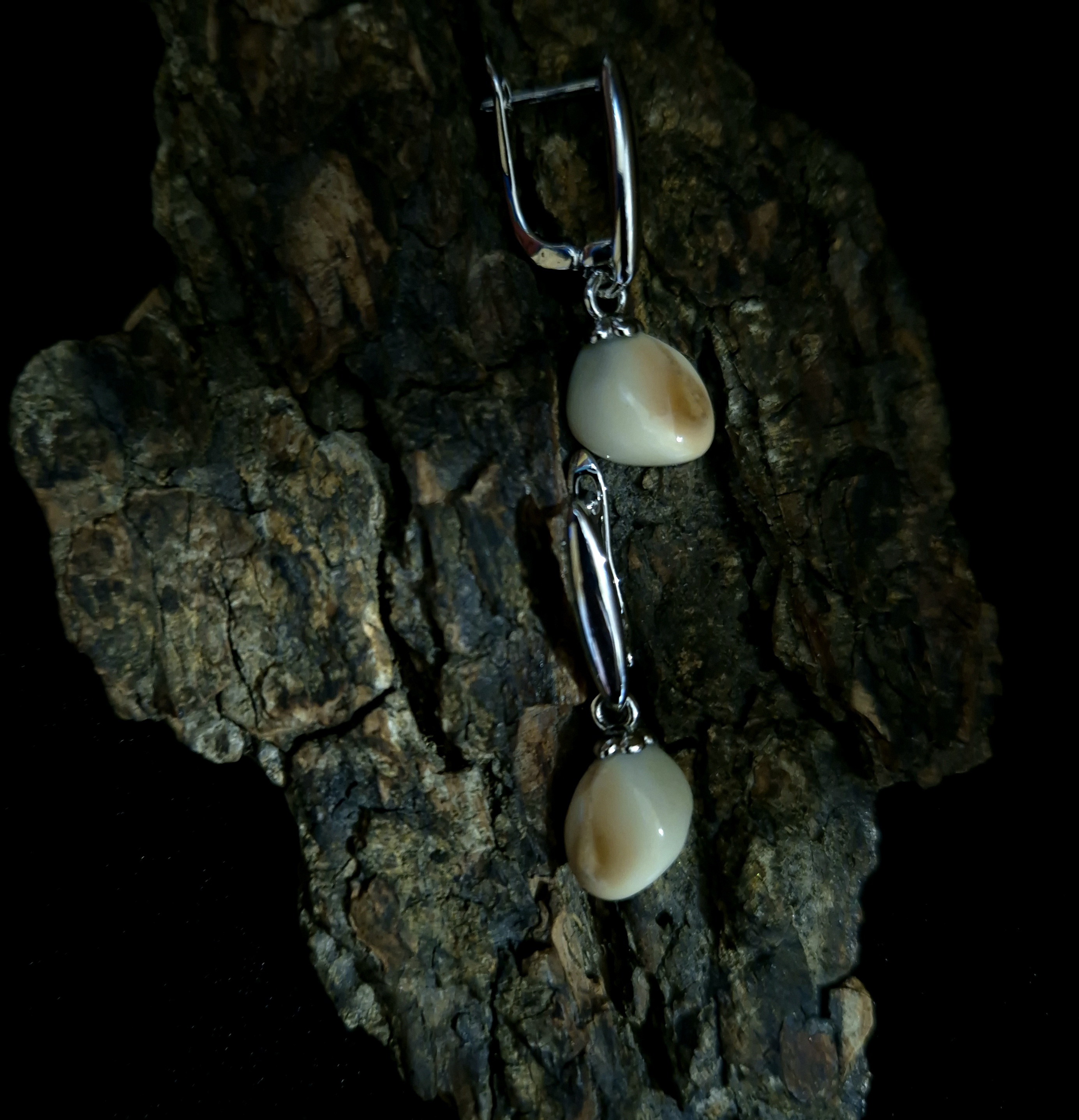 Auskarai iš tauriojo elnio dantų - ,,perlų" / Earrings of red deer teeth - ,,pearls"