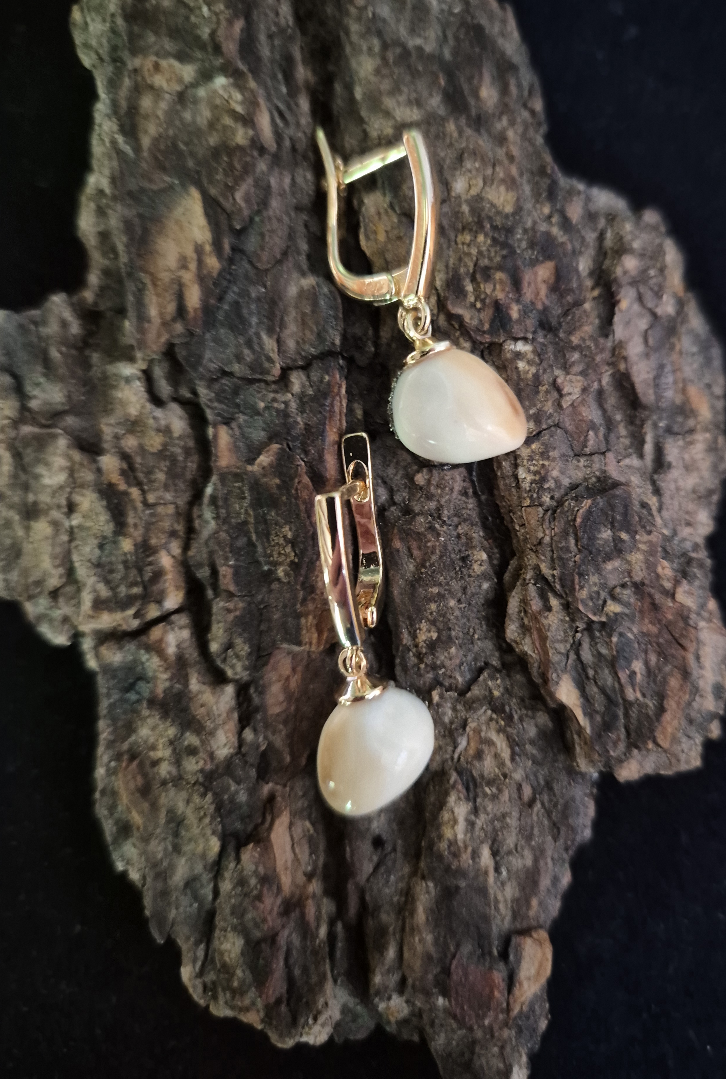 Auskarai iš tauriojo elnio dantų - ,,perlų" /Earrings of red deer teeth - "pearls"