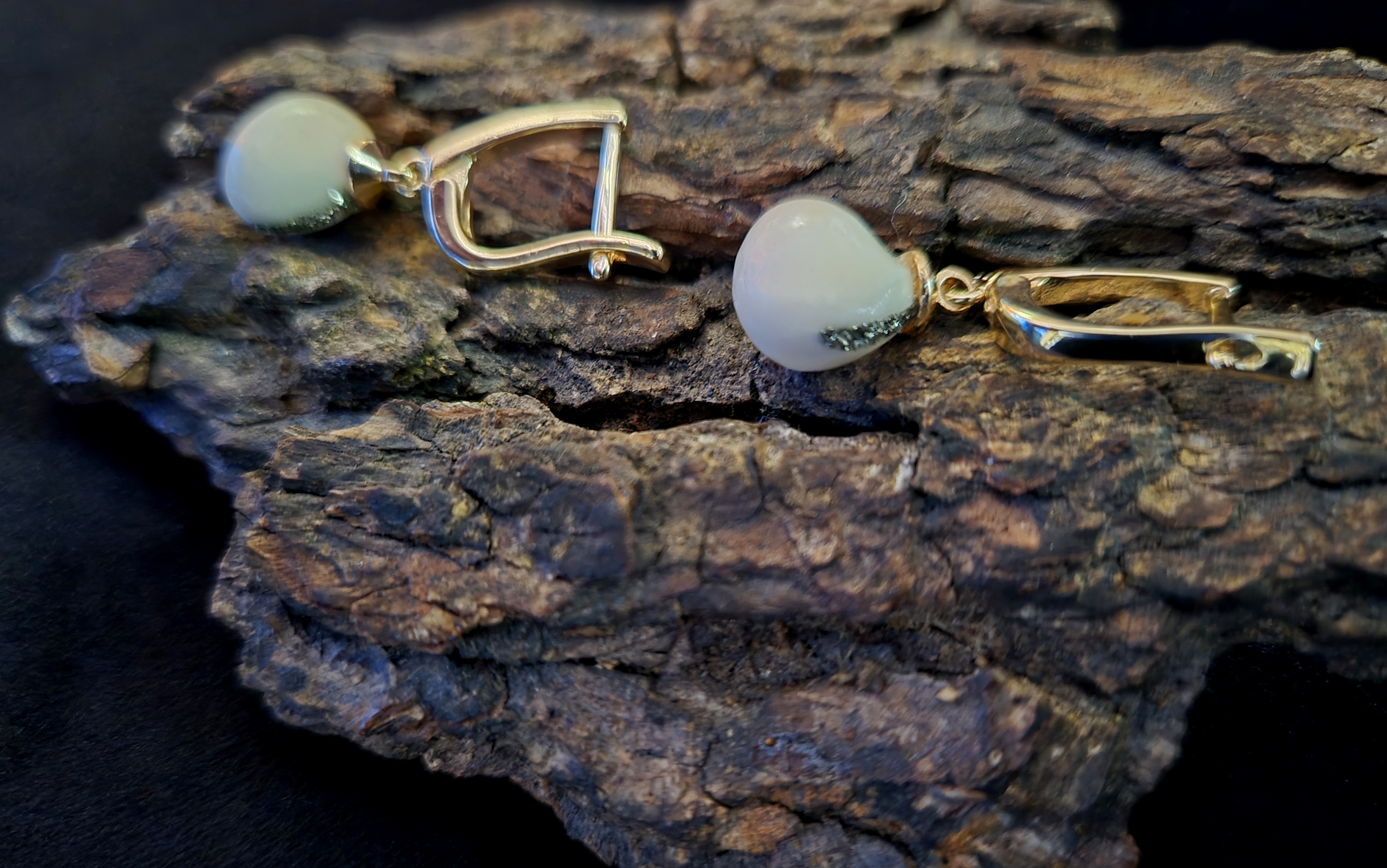 Auskarai iš tauriojo elnio dantų - ,,perlų" /Earrings of red deer teeth - "pearls"