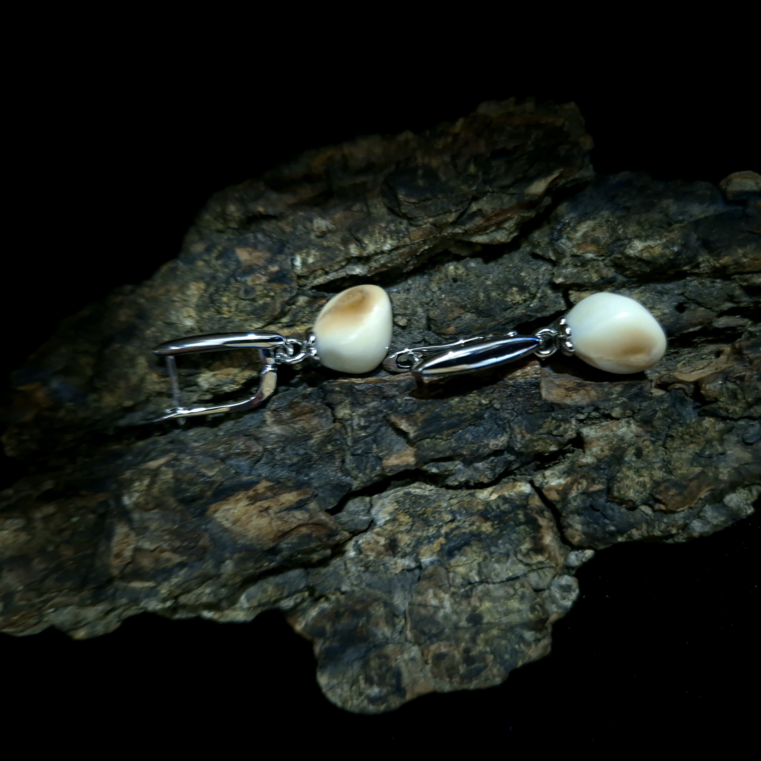 Auskarai iš tauriojo elnio dantų - ,,perlų" / Earrings of red deer teeth - ,,pearls"