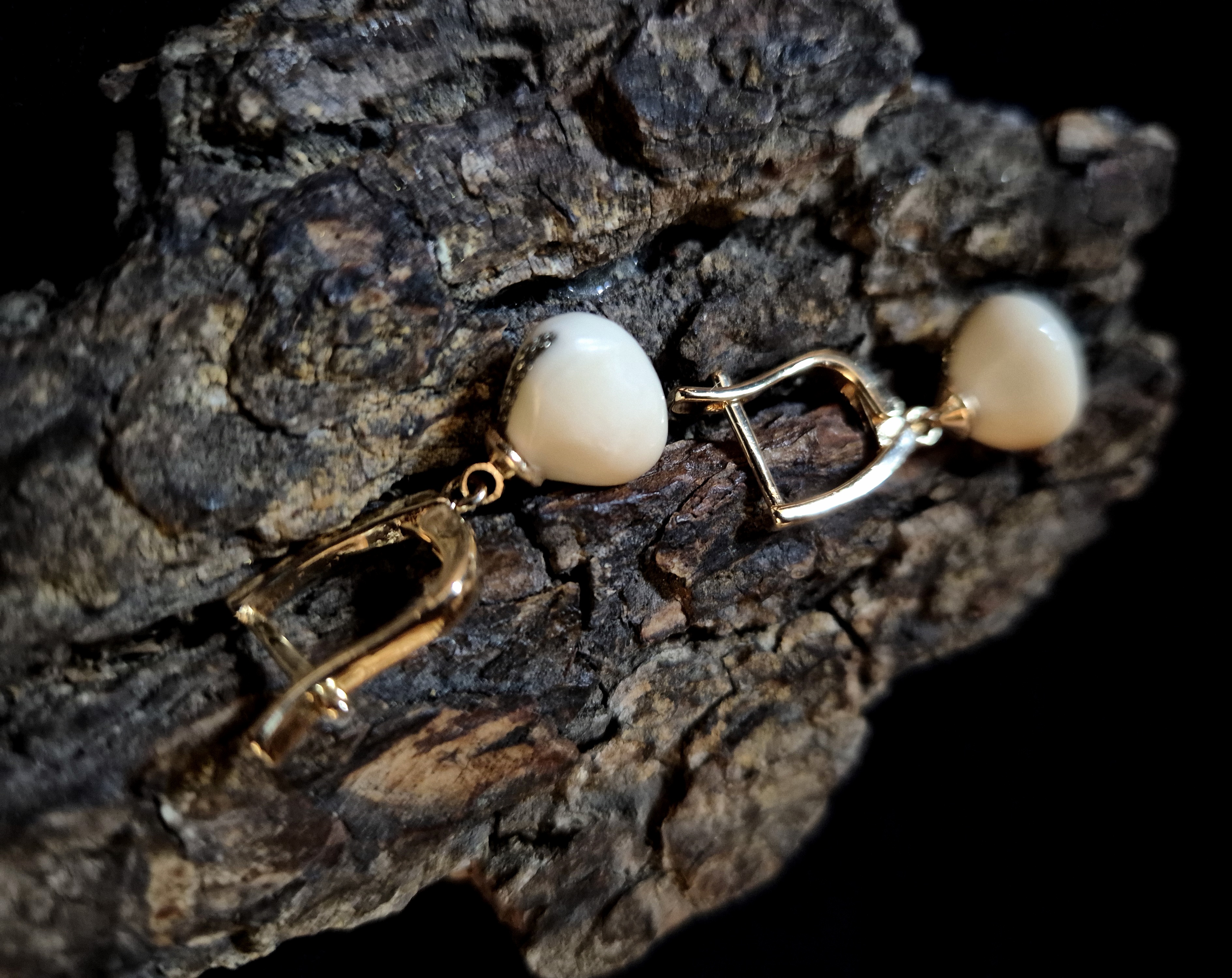 Auskarai iš tauriojo elnio dantų - ,,perlų" /Earrings of red deer teeth - "pearls"
