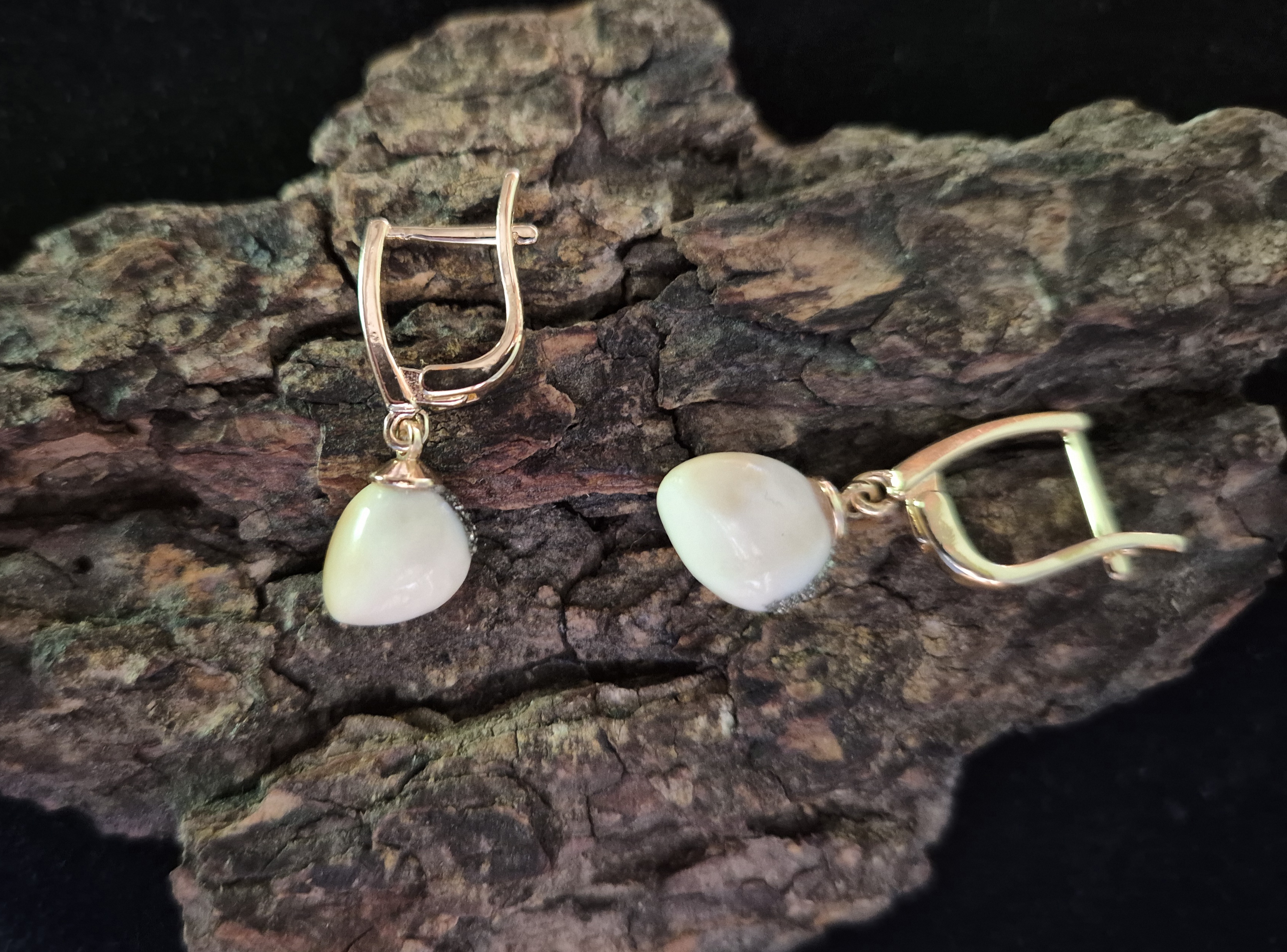 Auskarai iš tauriojo elnio dantų - ,,perlų" /Earrings of red deer teeth - "pearls"
