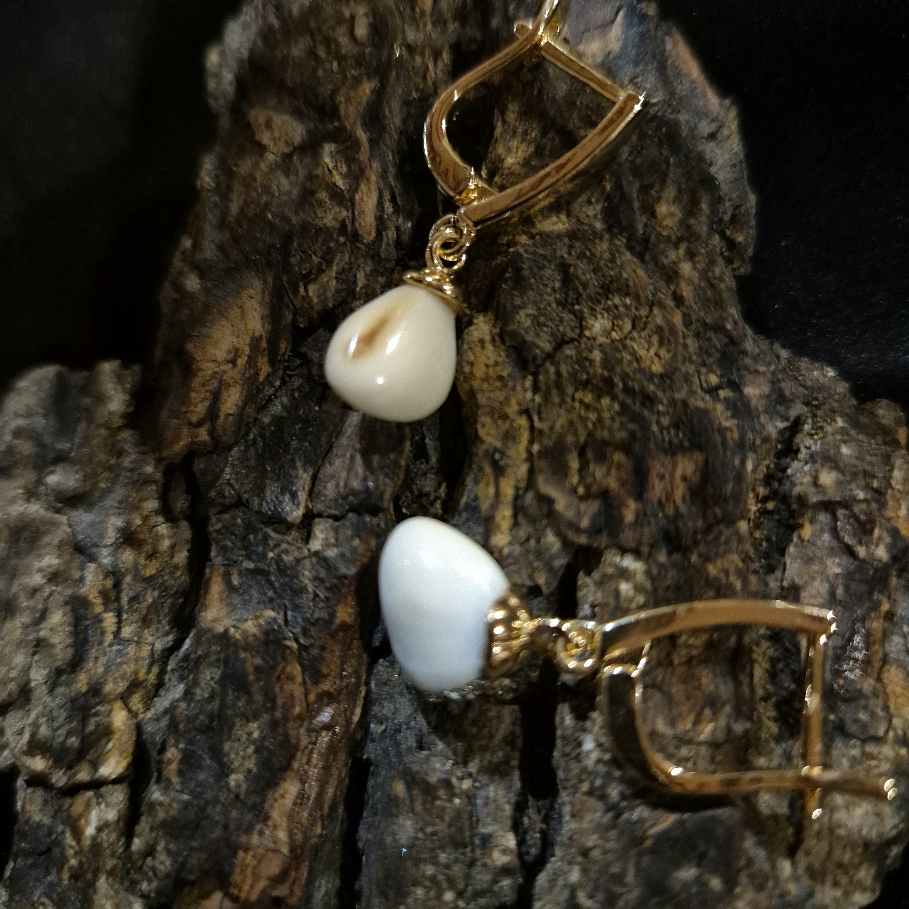 Auskarai iš tauriojo elnio dantų - ,,perlų" / Earrings of red deer teeth - ,,pearls"