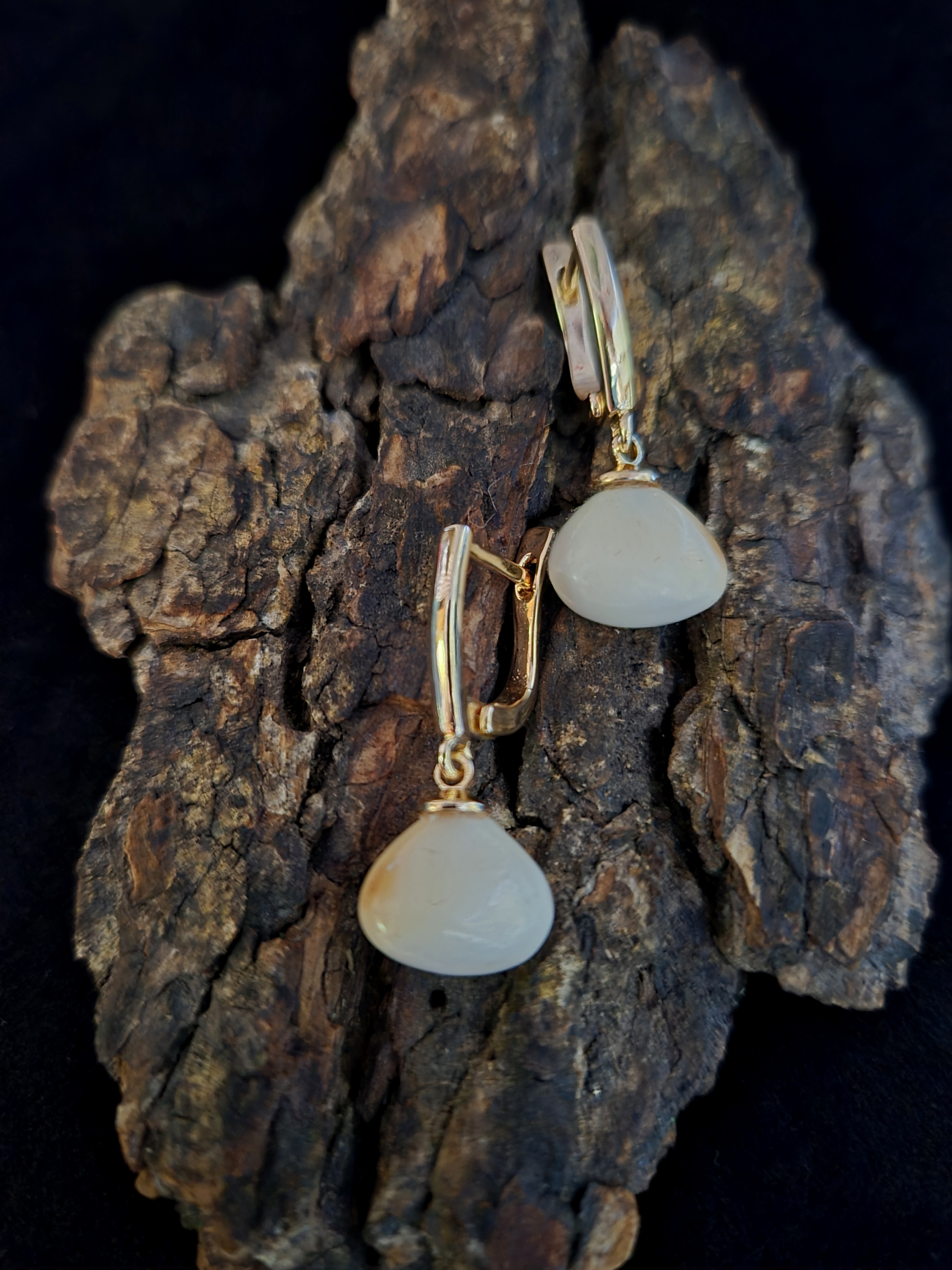 Auskarai iš tauriojo elnio dantų - ,,perlų" /Earrings of red deer teeth - "pearls"