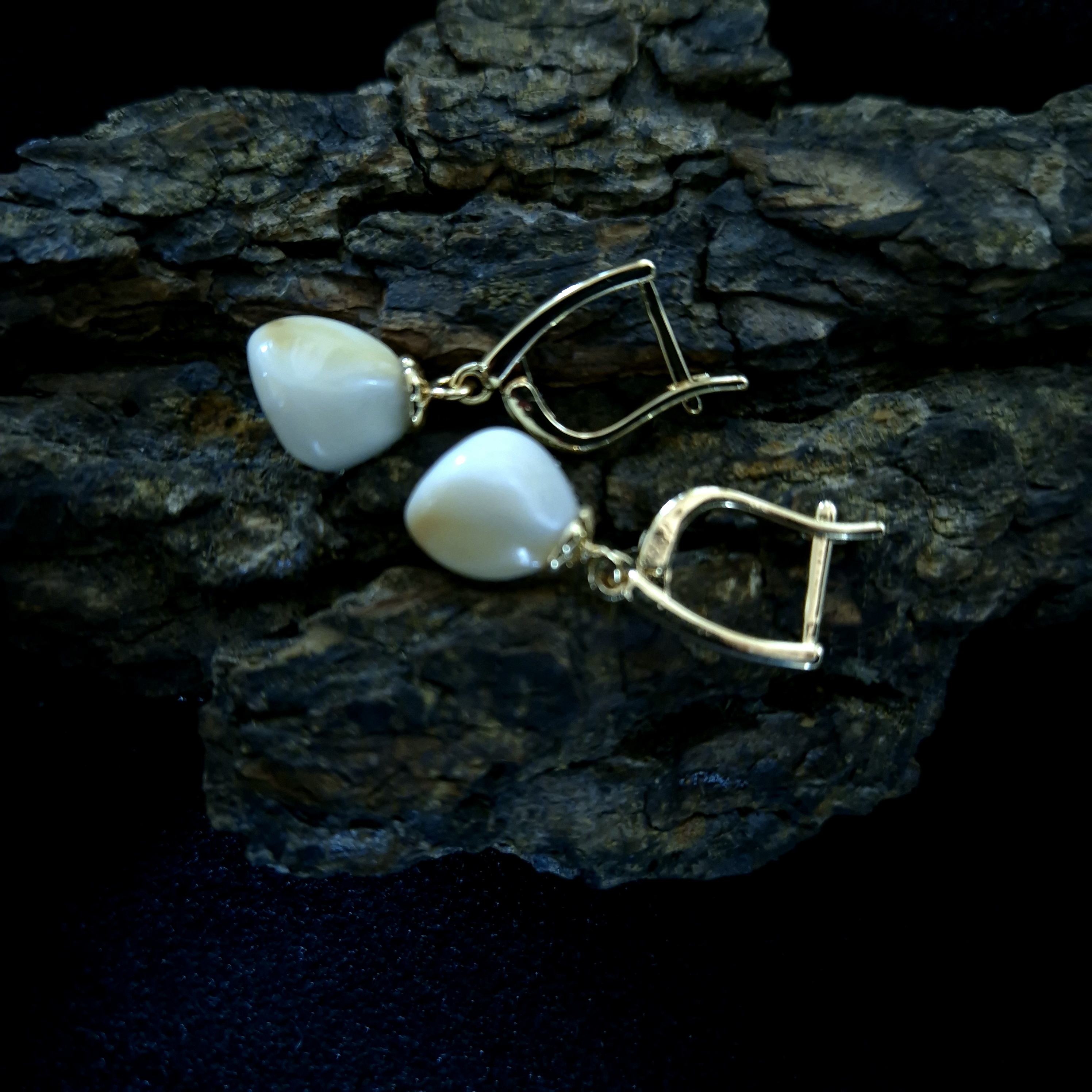 Auskarai iš tauriojo elnio dantų - ,,perlų" / Earrings of red deer teeth - ,,pearls"