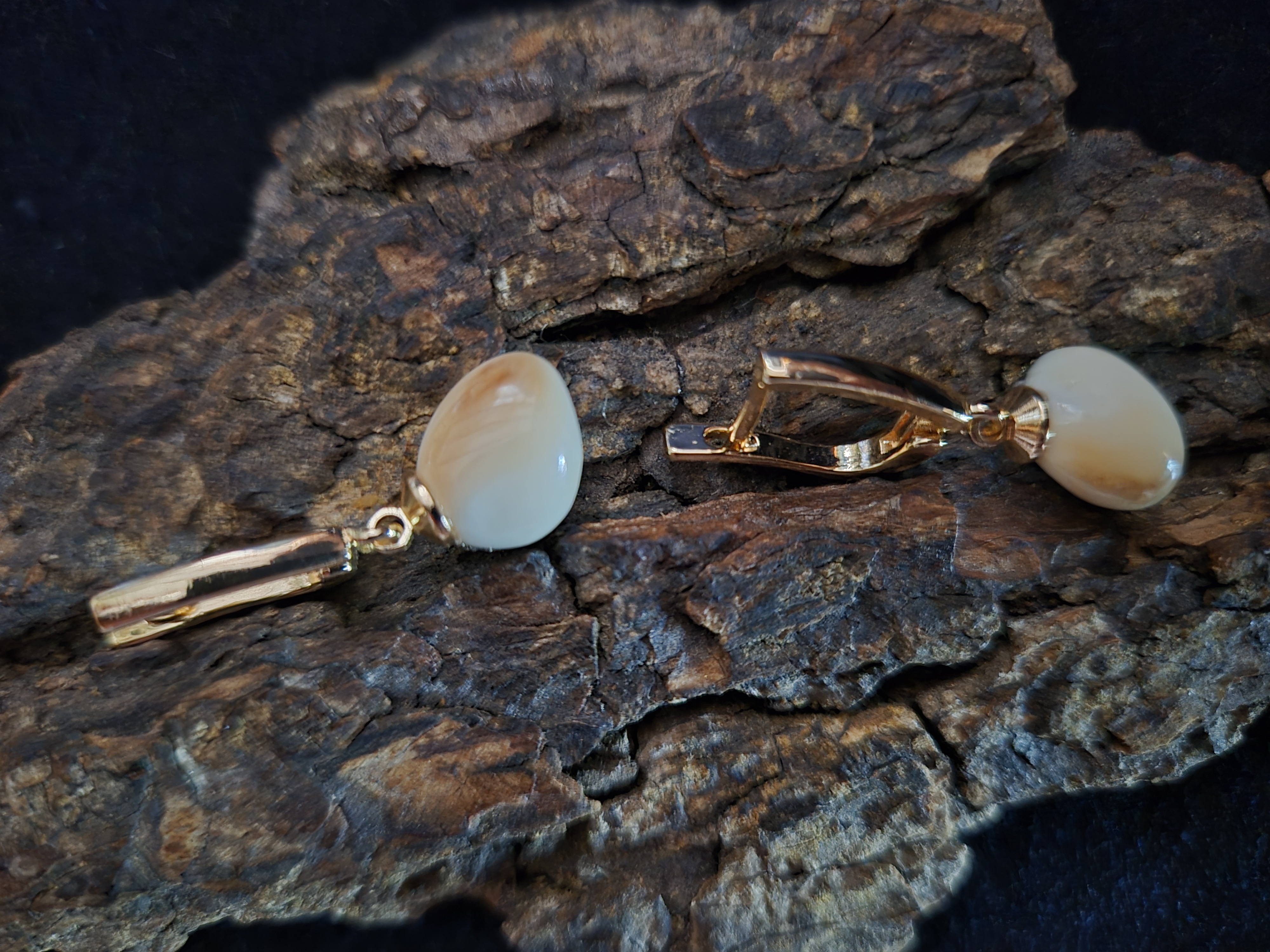 Auskarai iš tauriojo elnio dantų - ,,perlų" /Earrings of red deer teeth - "pearls"