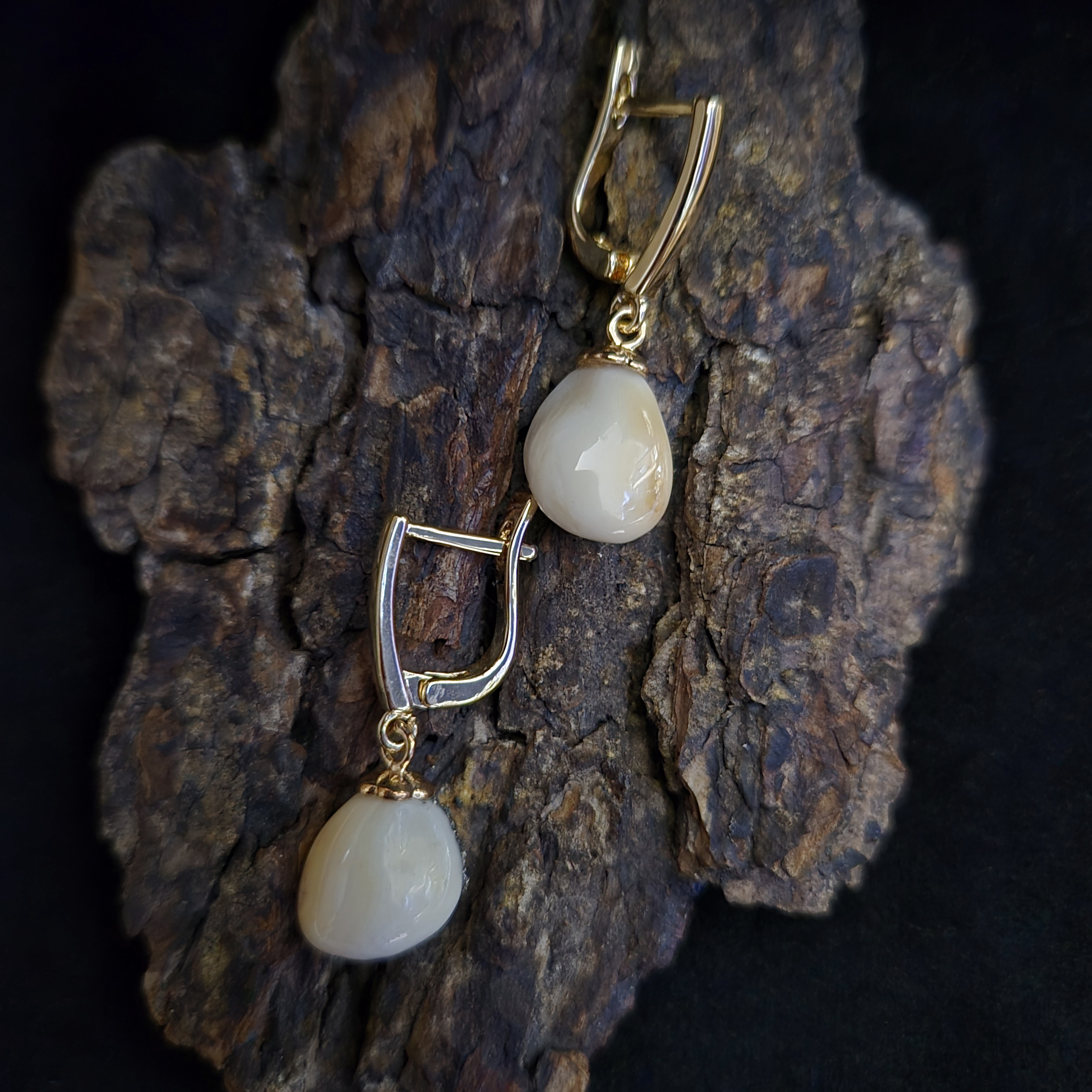 Auskarai iš tauriojo elnio dantų - ,,perlų" / Earrings of red deer teeth - ,,pearls"