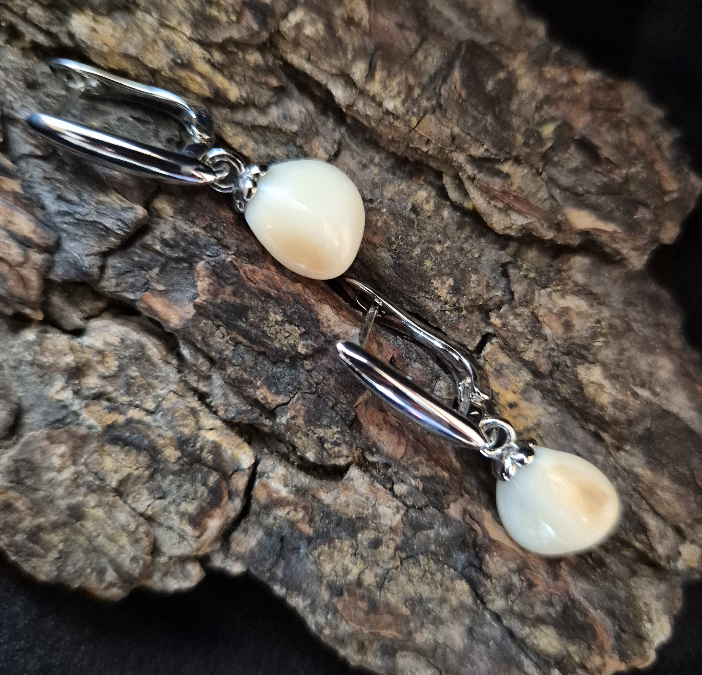 Auskarai iš tauriojo elnio dantų - ,,perlų" / Earrings of red deer teeth - "pearls"