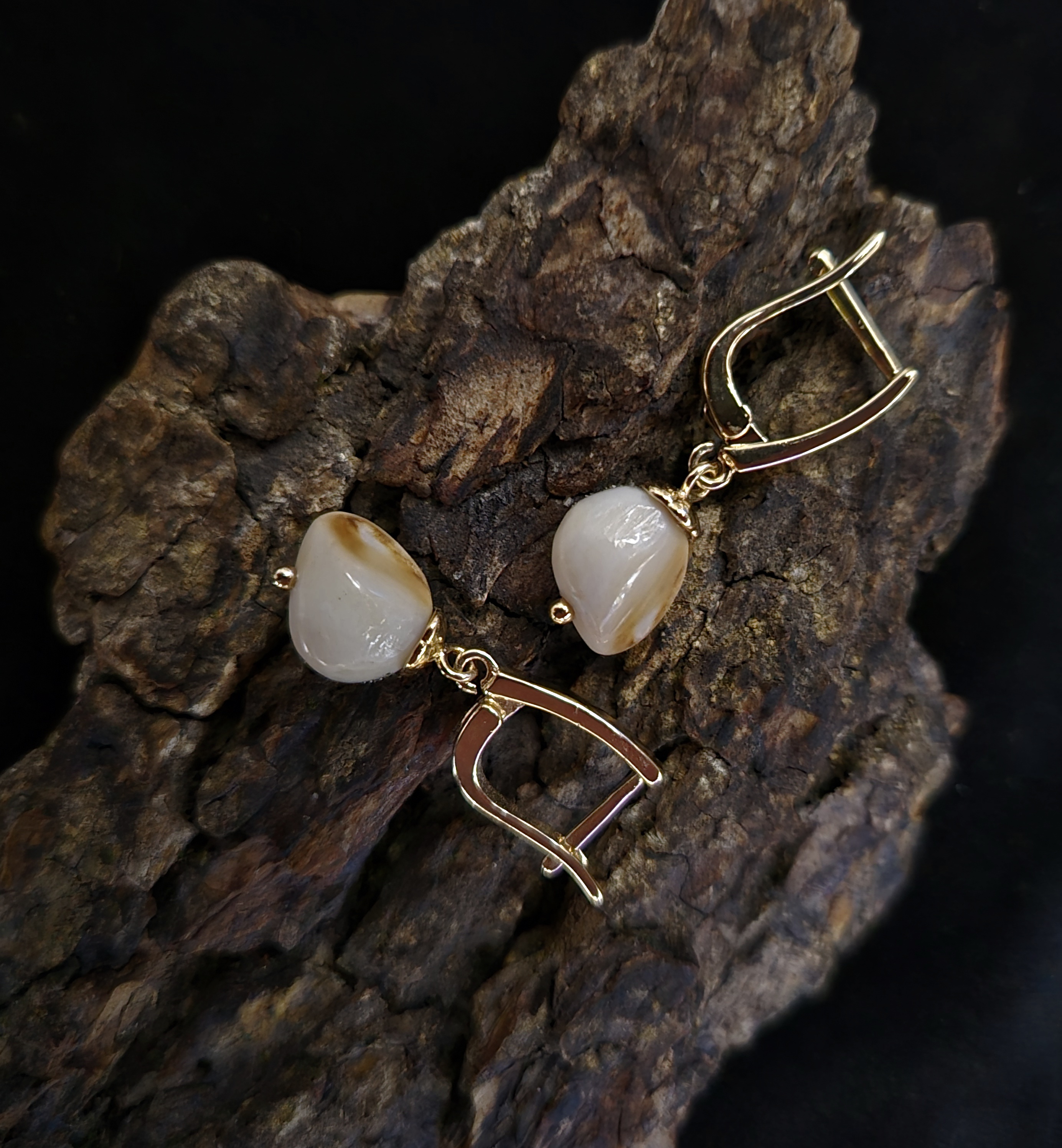 Auskarai iš tauriojo elnio dantų - ,,perlų" / Earrings of red deer teeth - ,,pearls"