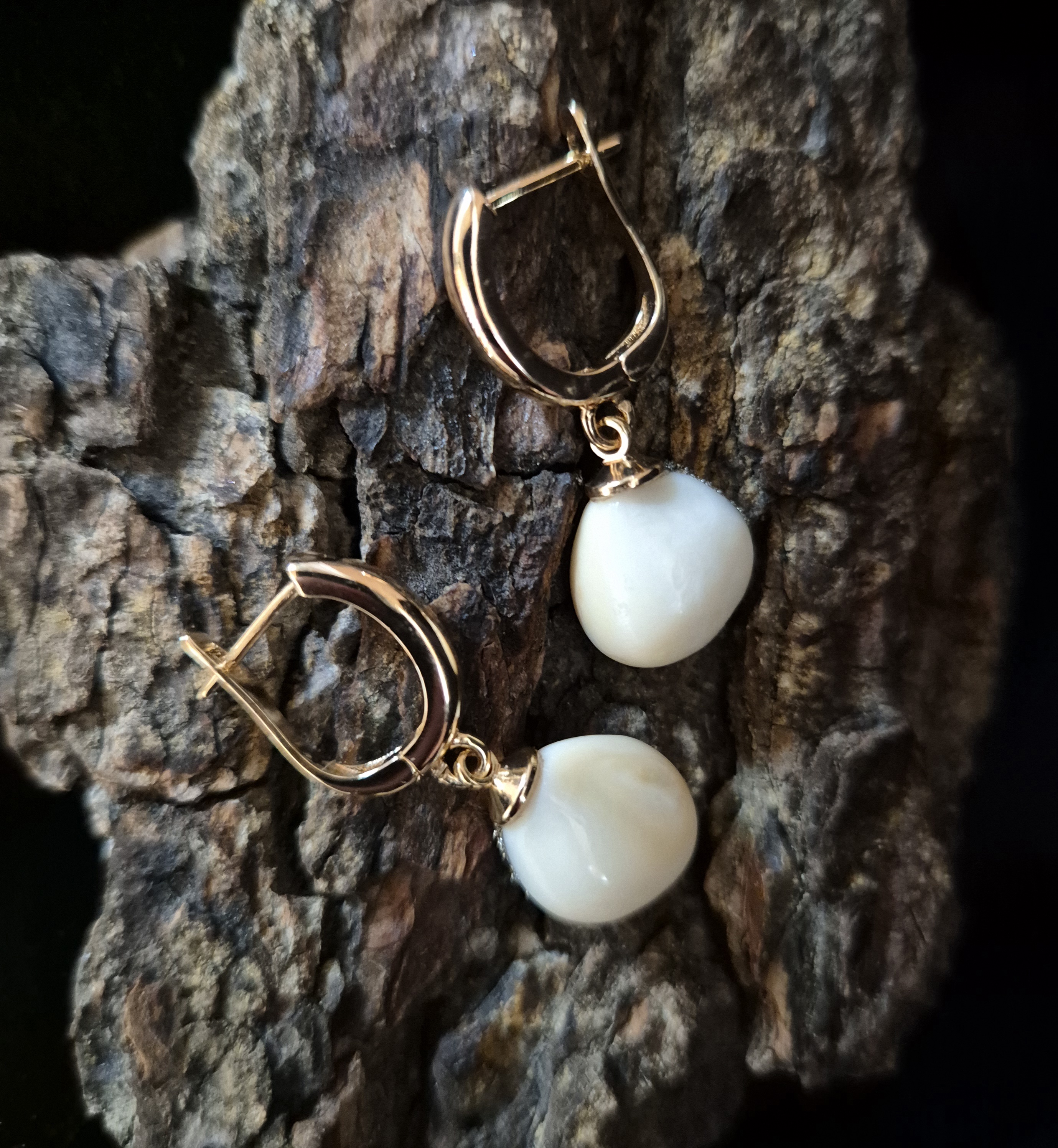 Auskarai iš tauriojo elnio dantų - ,,perlų" / Earrings of red deer teeth - "pearls"