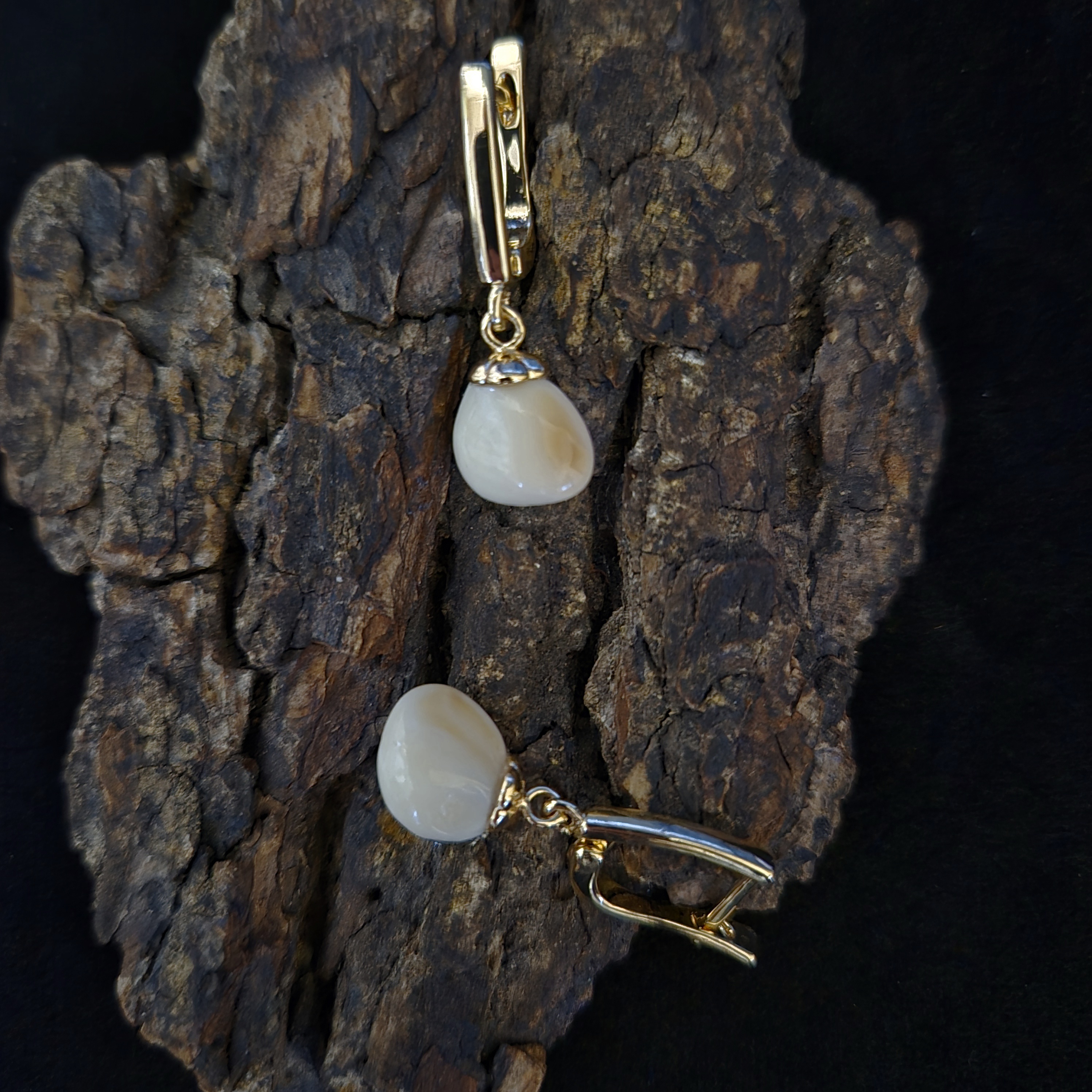 Auskarai iš tauriojo elnio dantų - ,,perlų" / Earrings of red deer teeth - ,,pearls"