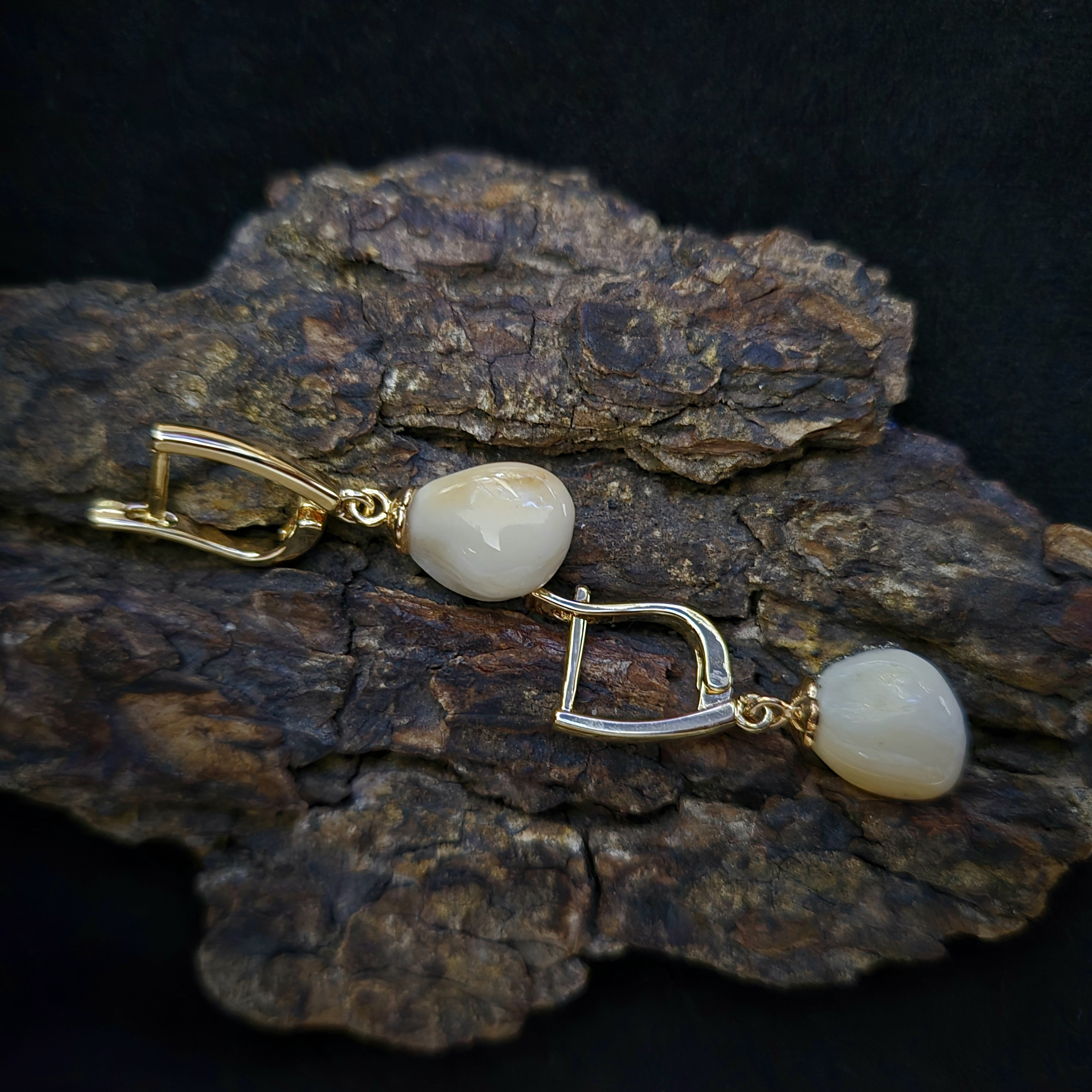 Auskarai iš tauriojo elnio dantų - ,,perlų" / Earrings of red deer teeth - ,,pearls"