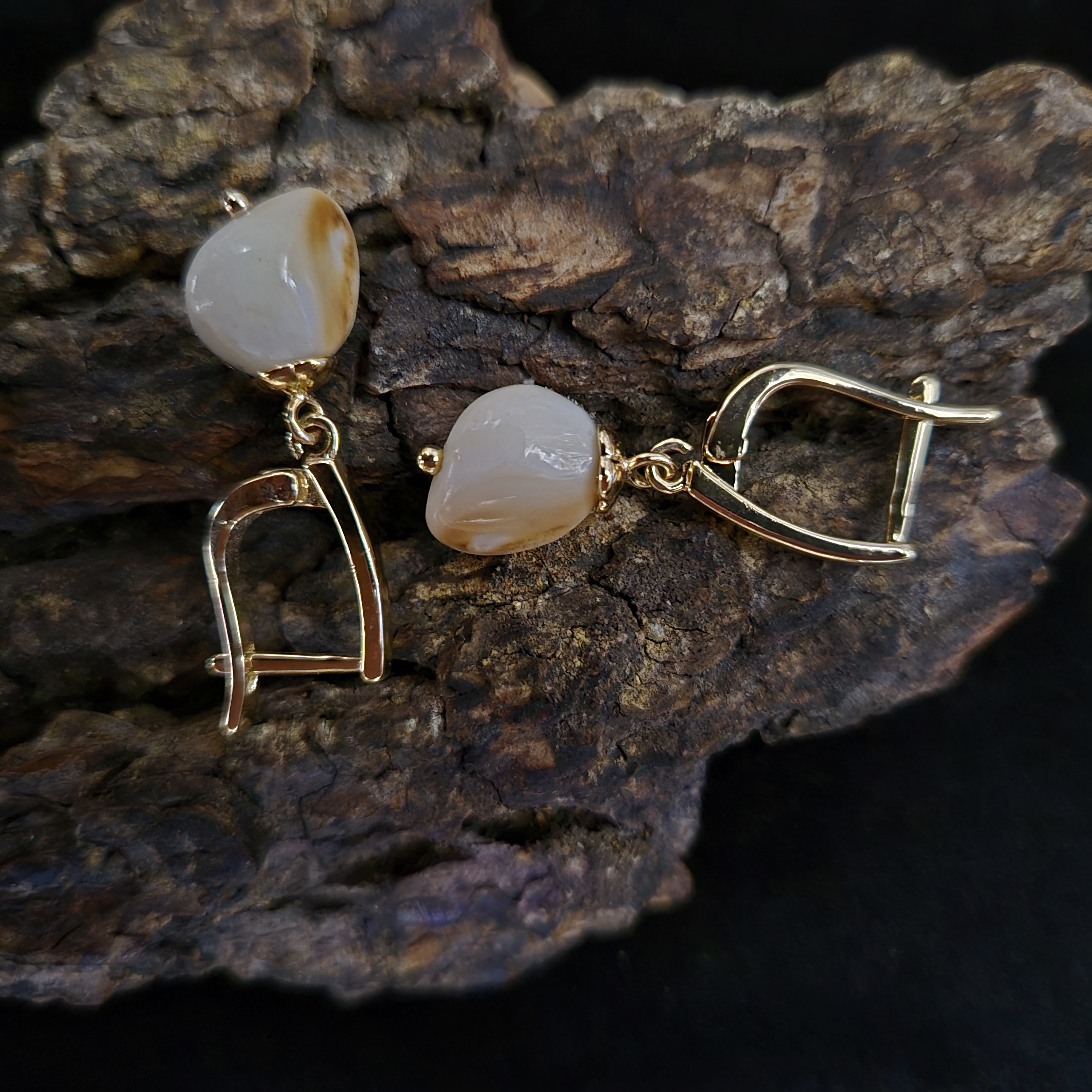 Auskarai iš tauriojo elnio dantų - ,,perlų" / Earrings of red deer teeth - ,,pearls"