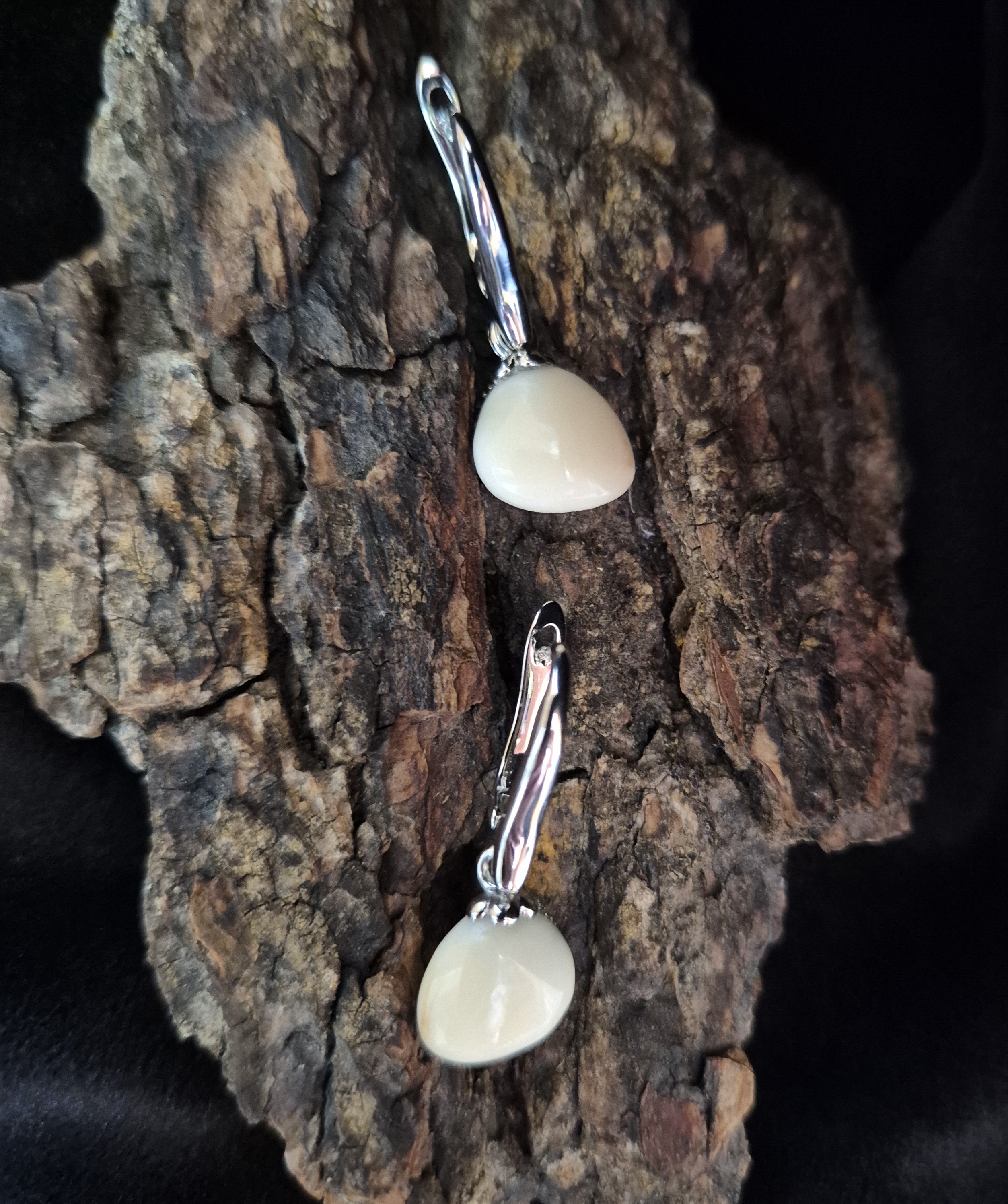 Auskarai iš tauriojo elnio dantų - ,,perlų" / Earrings of red deer teeth - "pearls"