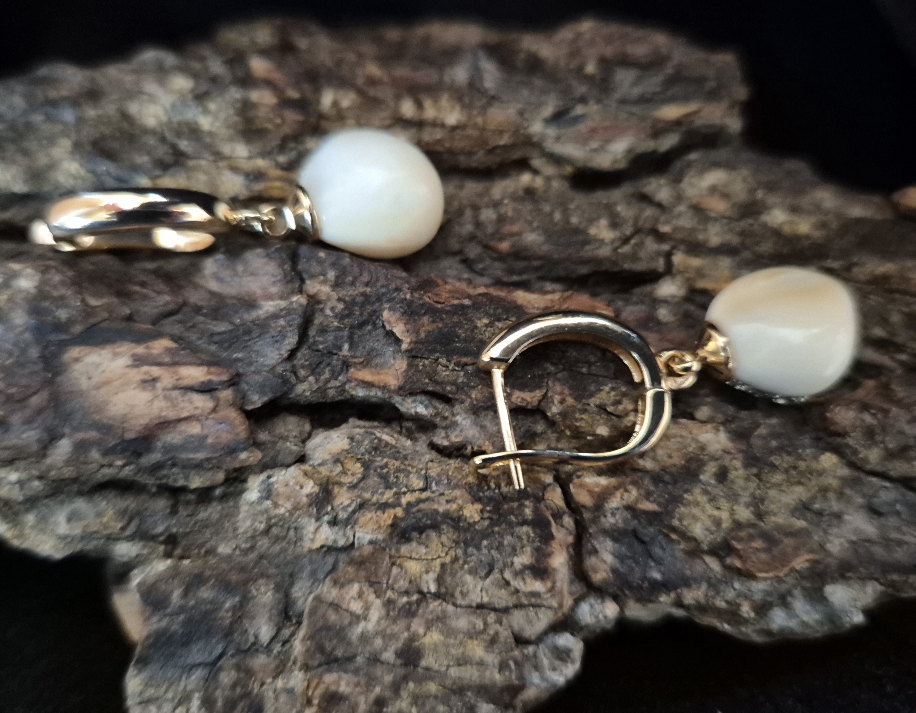Auskarai iš tauriojo elnio dantų - ,,perlų" / Earrings of red deer teeth - "pearls"