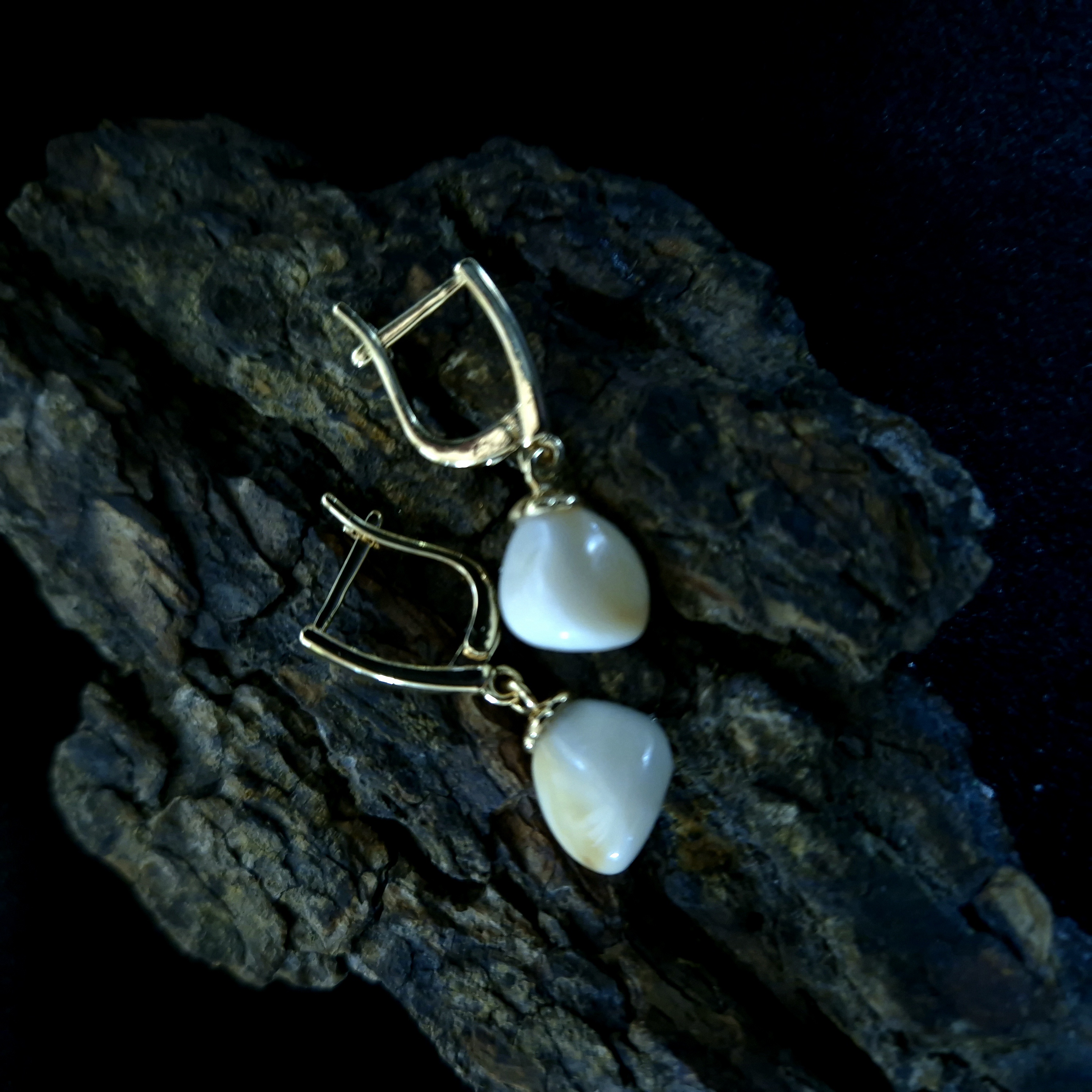 Auskarai iš tauriojo elnio dantų - ,,perlų" / Earrings of red deer teeth - ,,pearls"