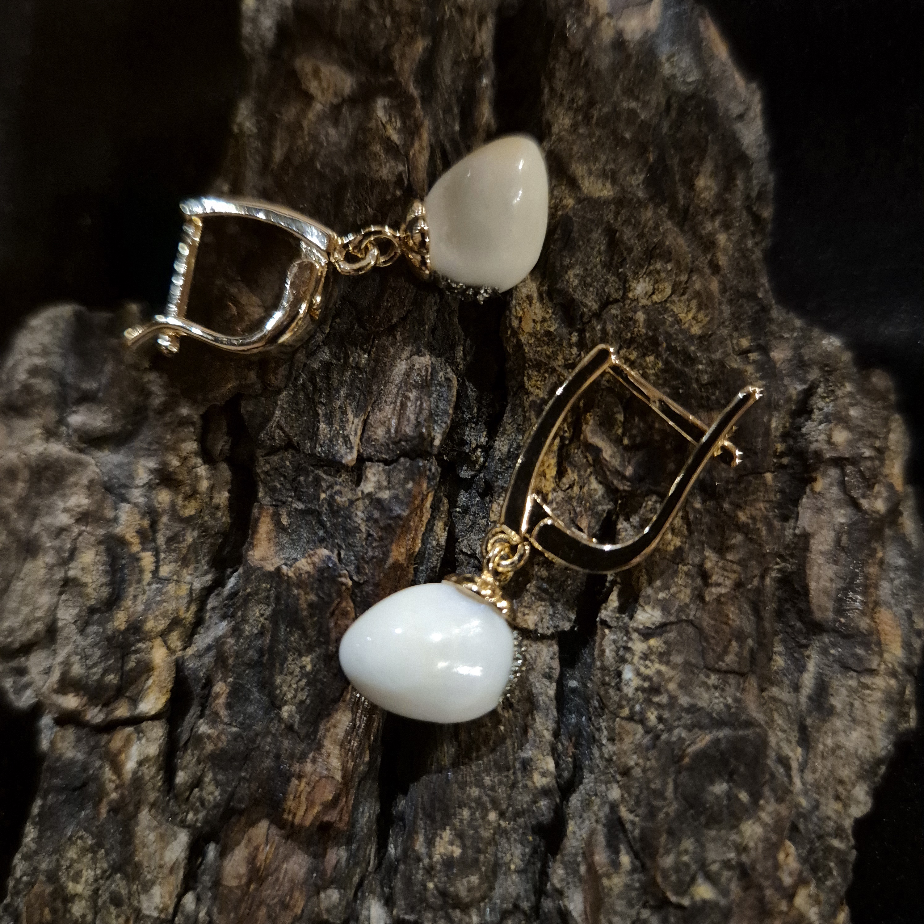 Auskarai iš tauriojo elnio dantų - ,,perlų" / Earrings of red deer teeth - ,,pearls"