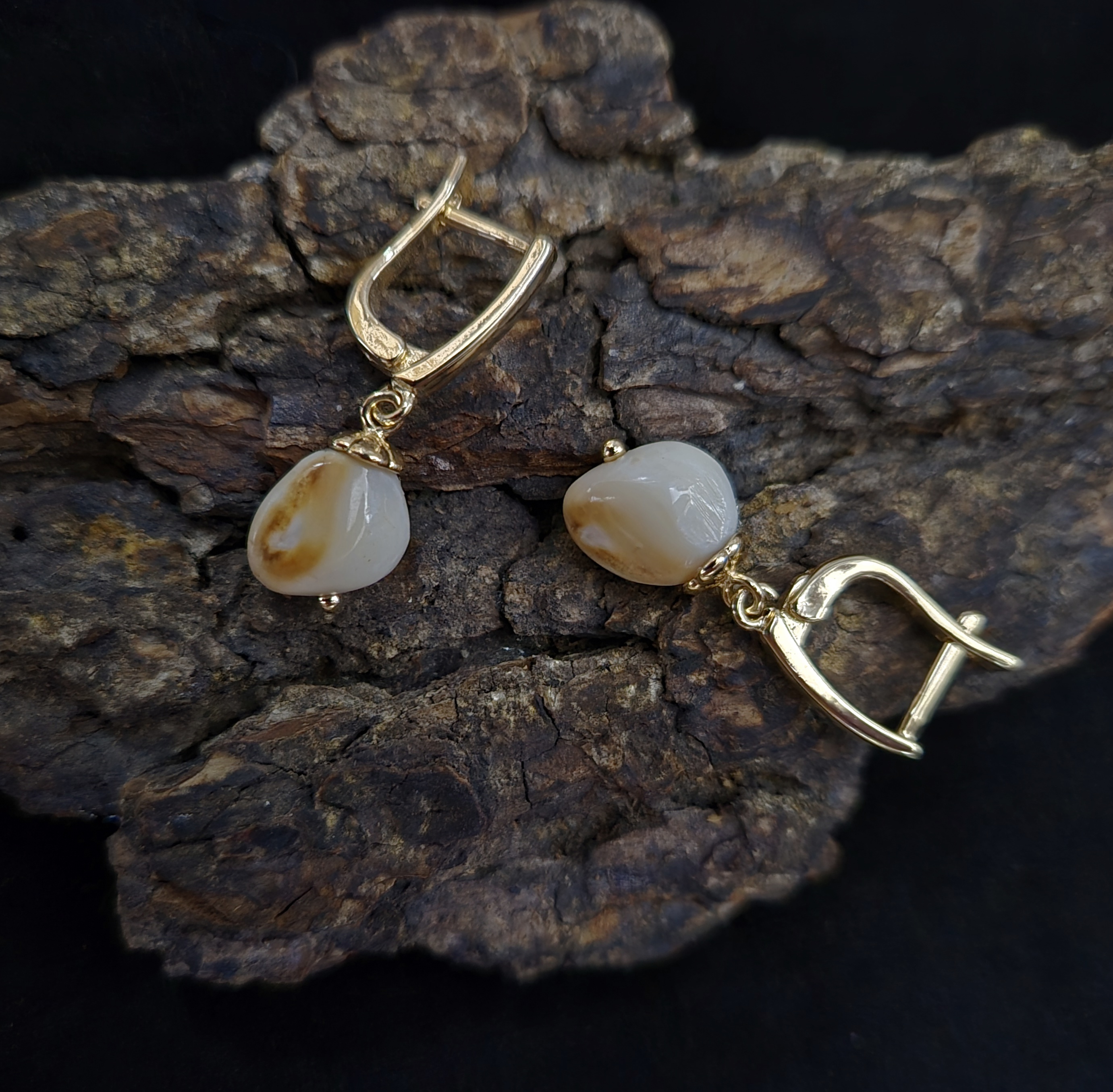 Auskarai iš tauriojo elnio dantų - ,,perlų" / Earrings of red deer teeth - ,,pearls"