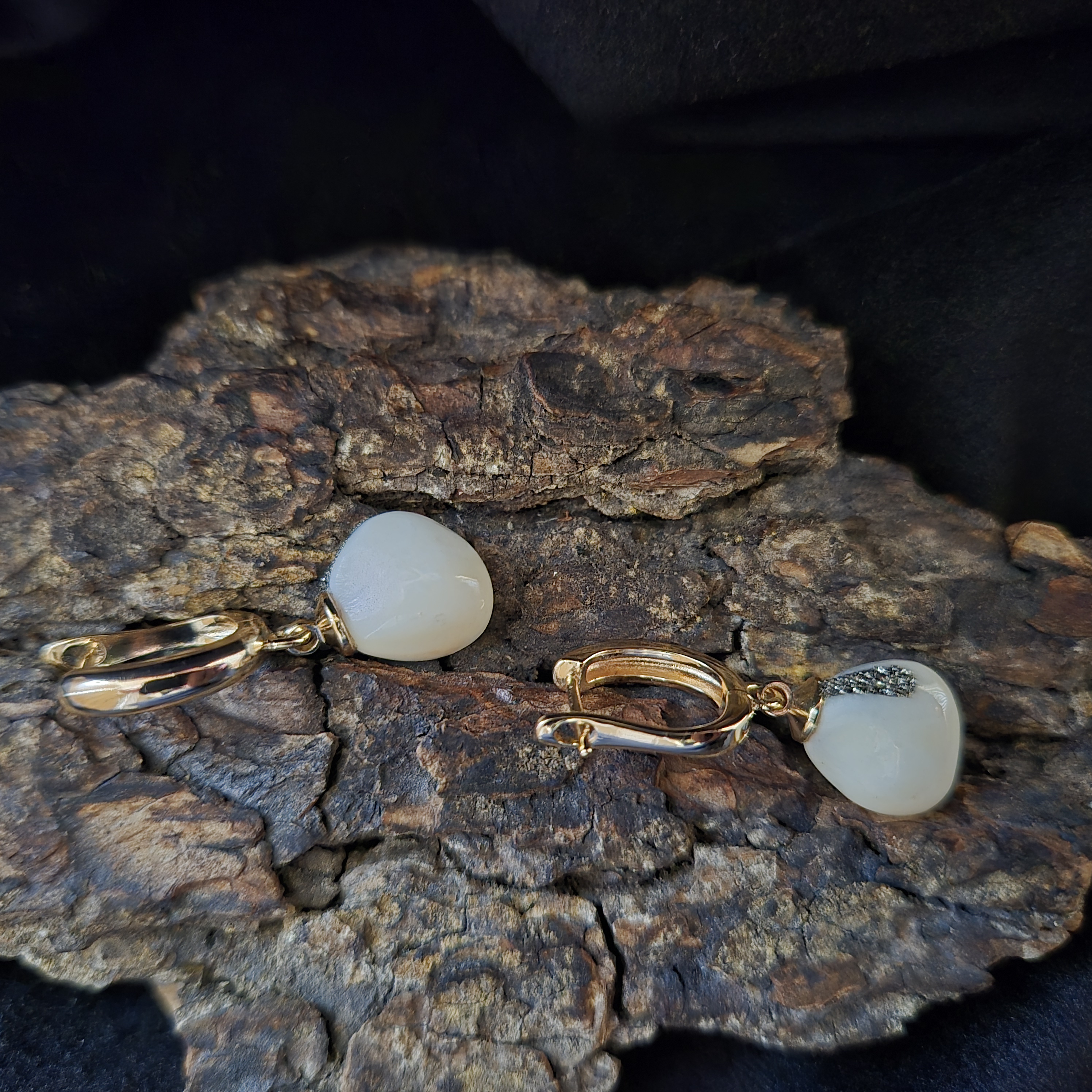 Auskarai iš tauriojo elnio dantų - ,,perlų" / Earrings of red deer teeth - "pearls"