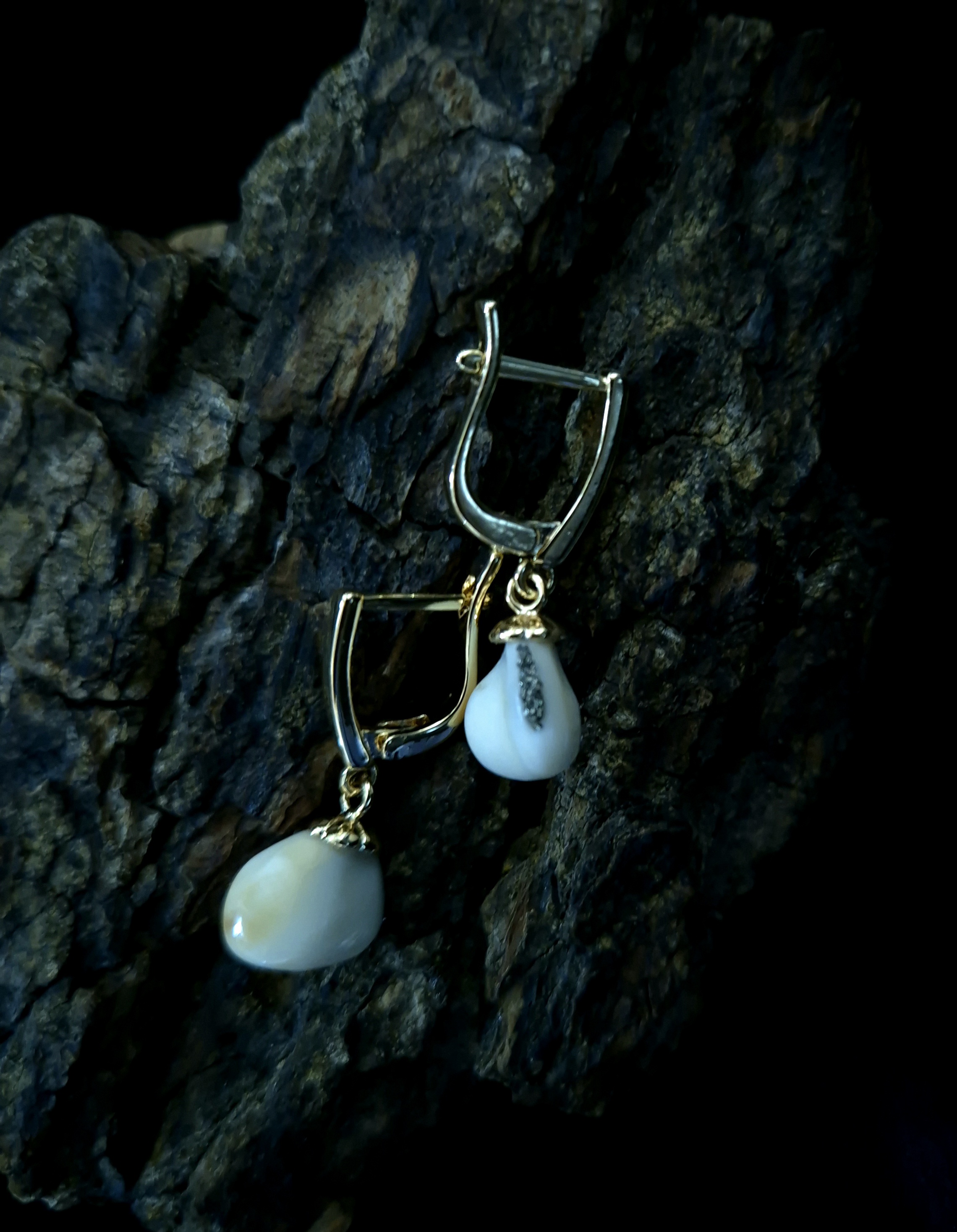 Auskarai iš tauriojo elnio dantų - ,,perlų" / Earrings of red deer teeth - ,,pearls"