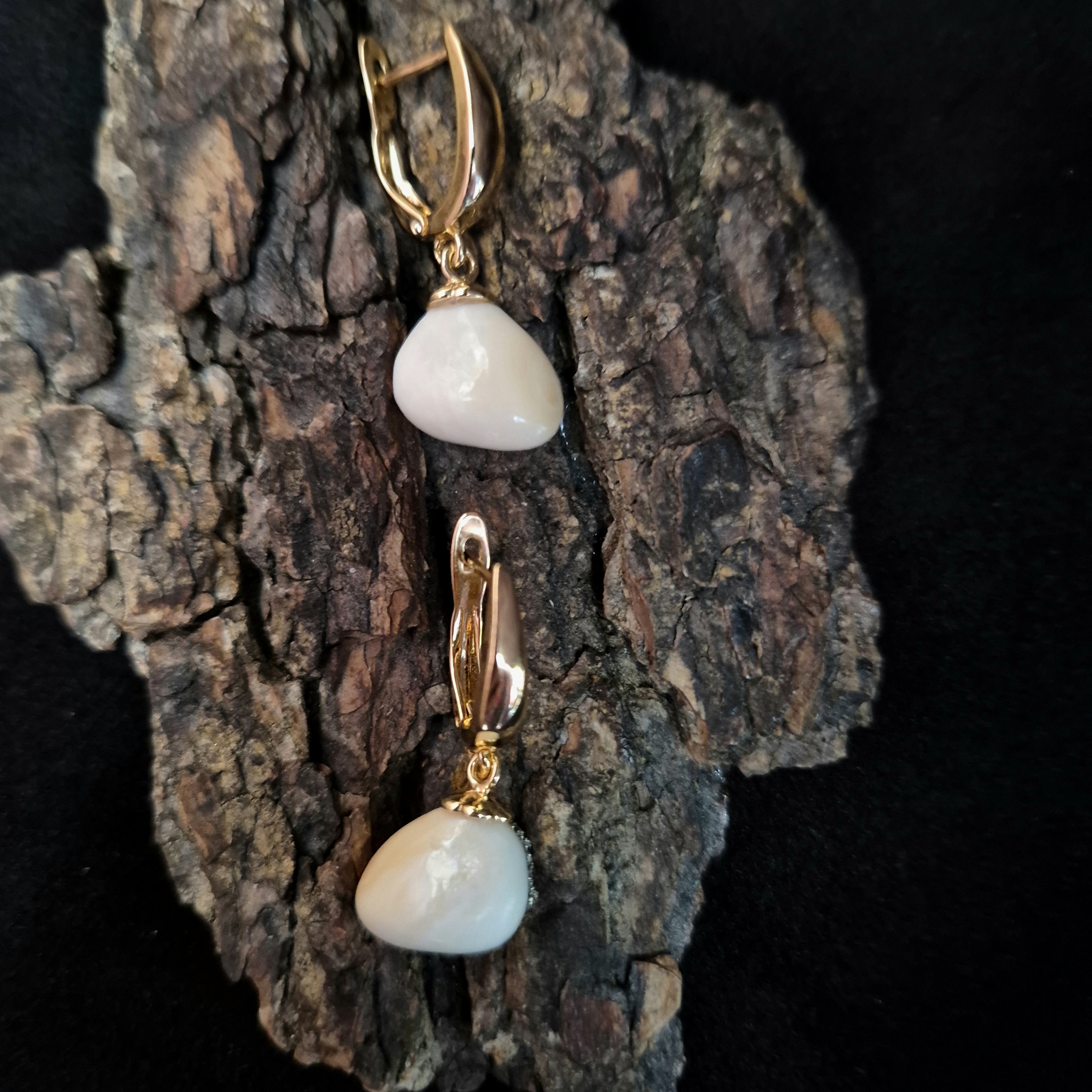 Auskarai iš tauriojo elnio dantų - ,,perlų" / Earrings of red deer teeth - ,,pearls"