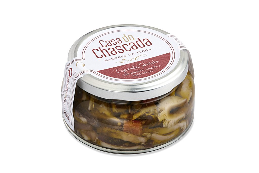 Champignons dans l'huile d'olive epicée avec poivrons