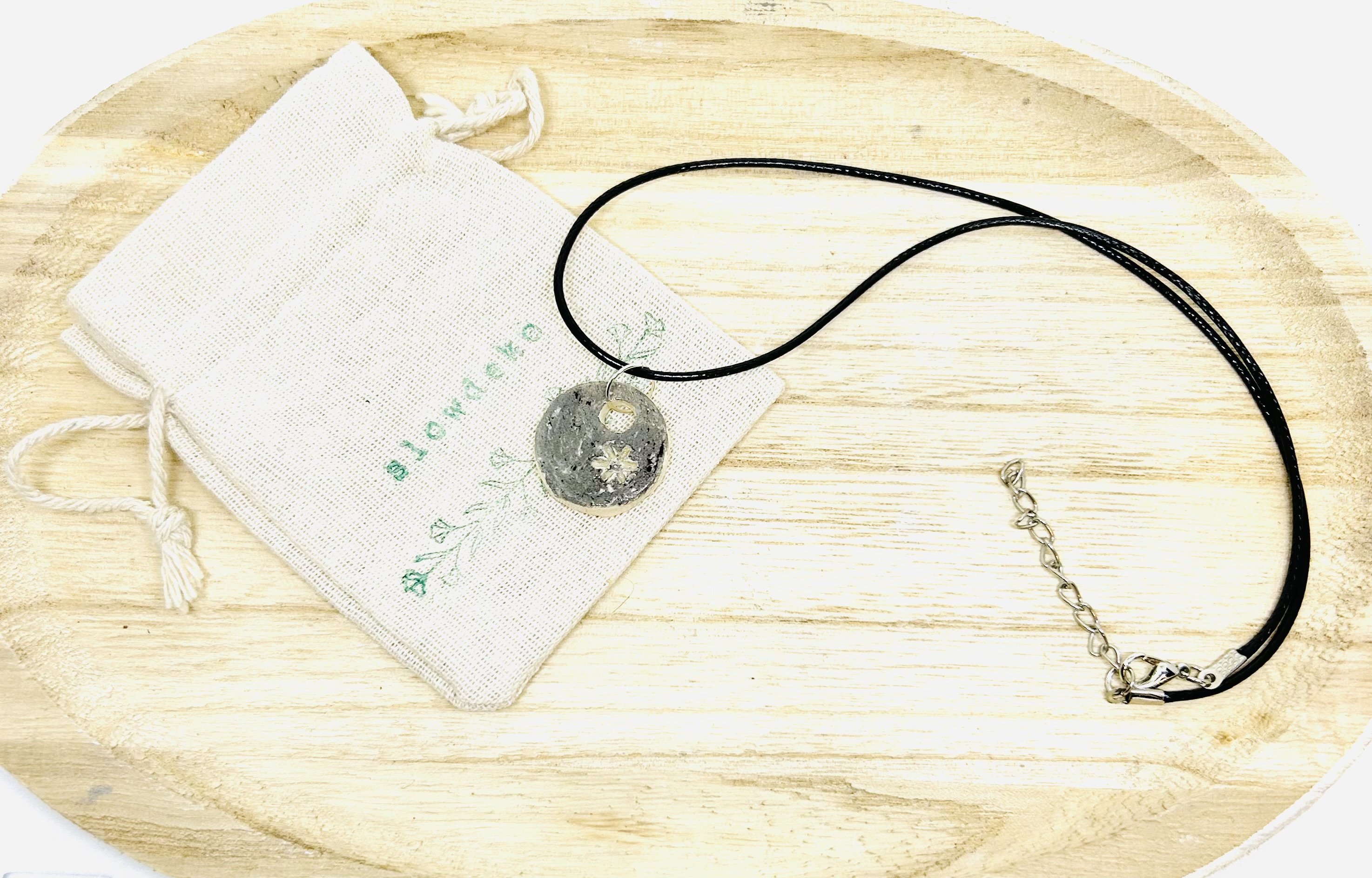 Collier "fleur timide"						
