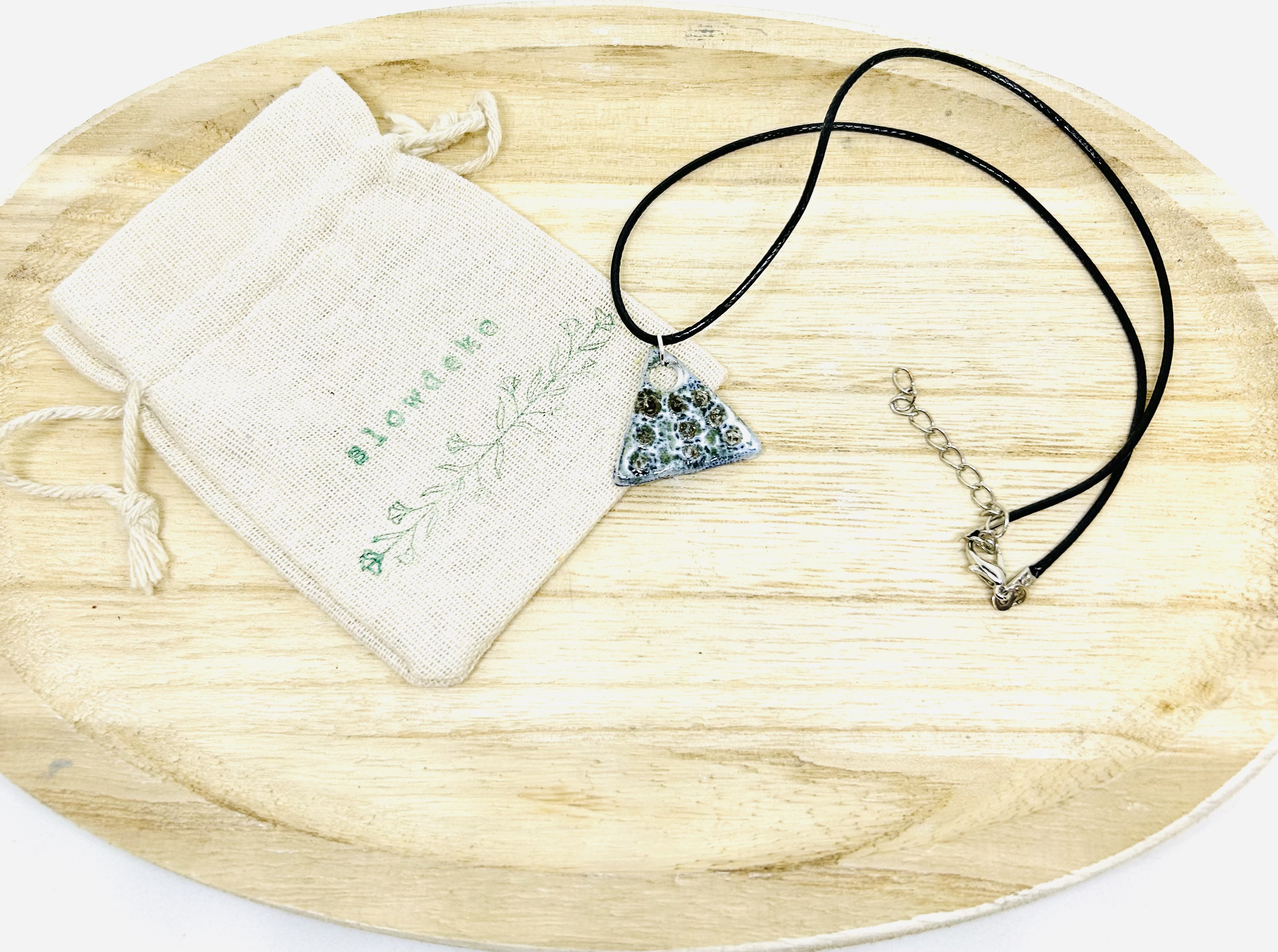 Collier "triangle des Bermudes"