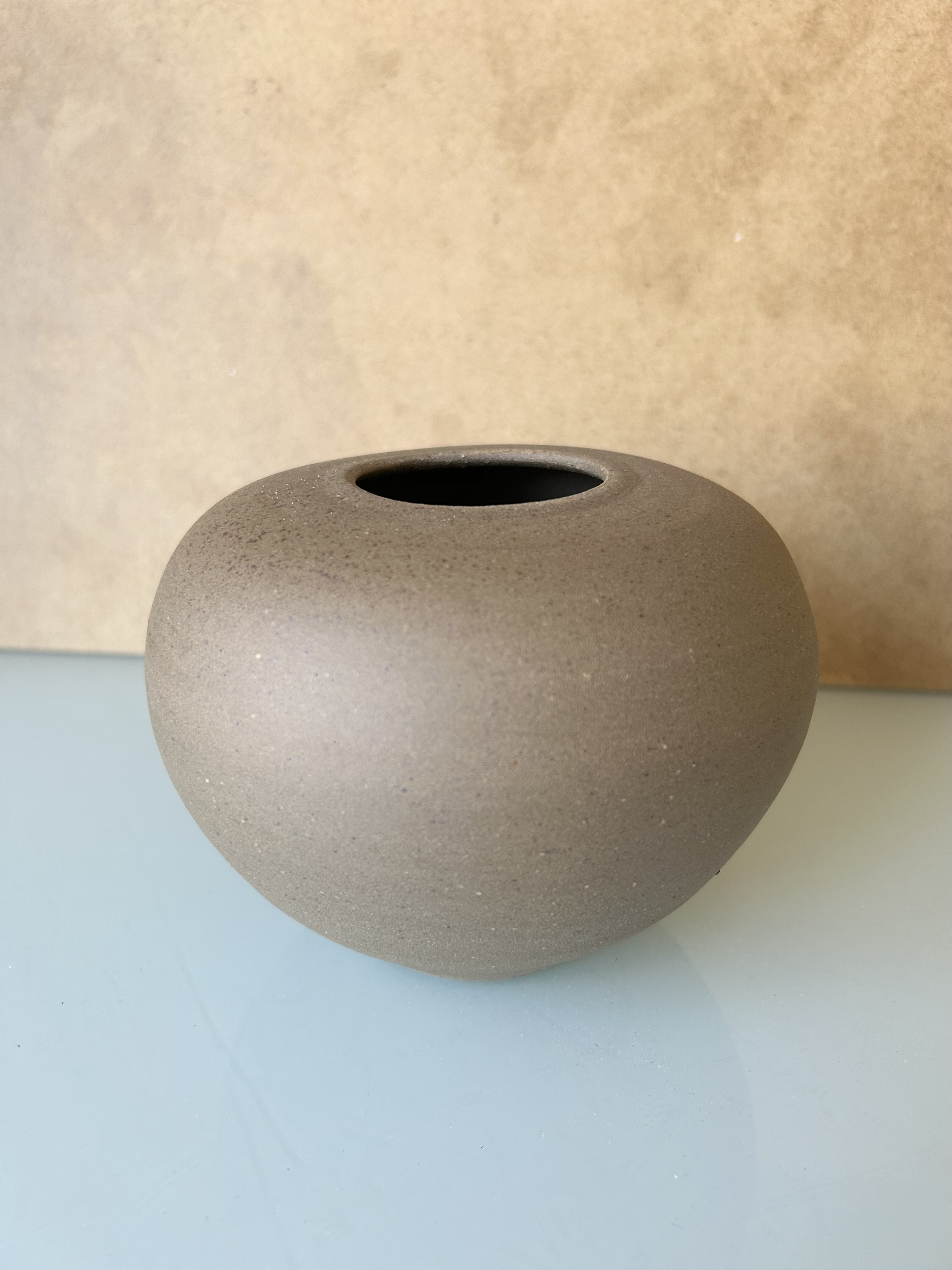 Vase boule en grès naturel