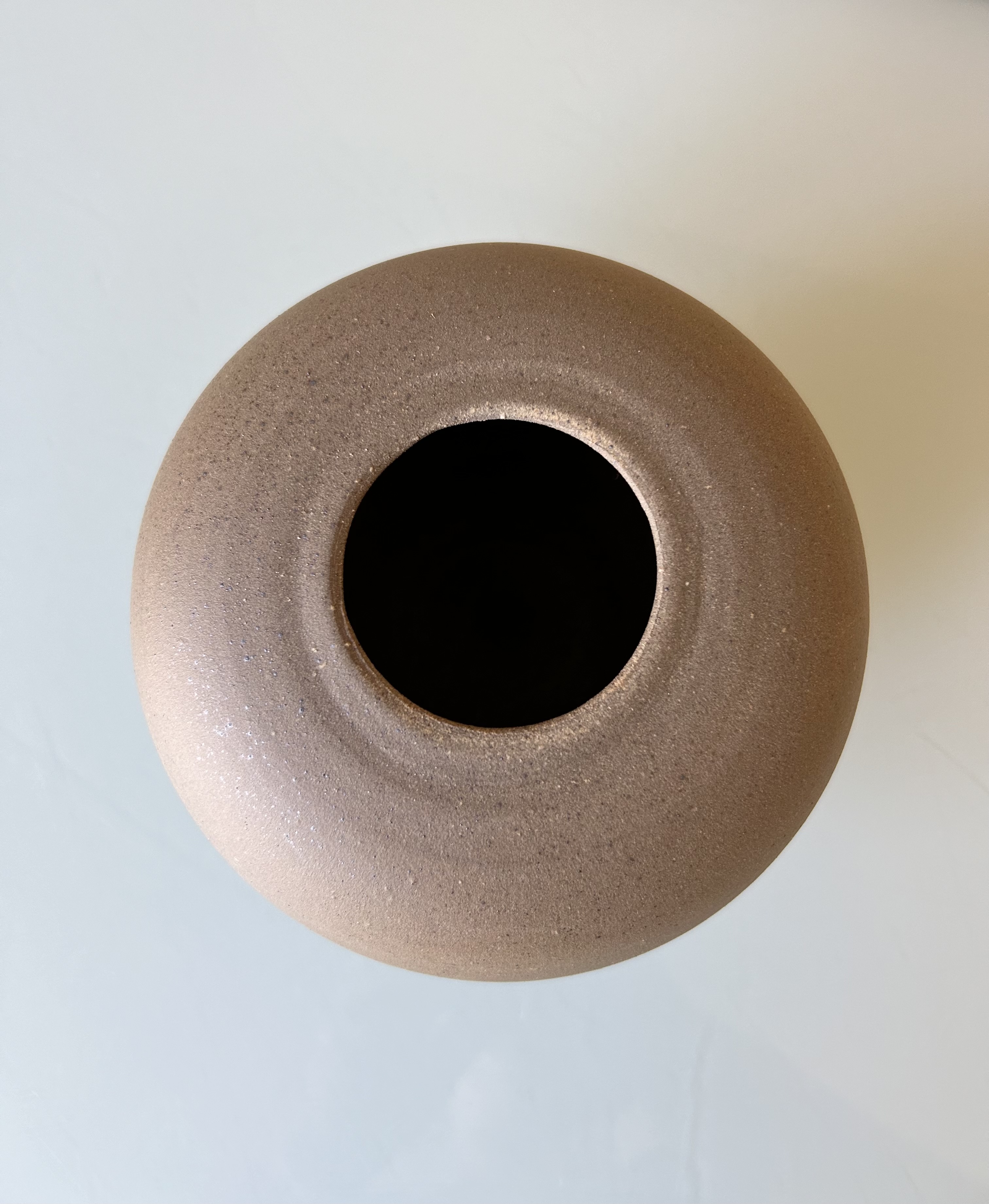 Vase boule en grès naturel