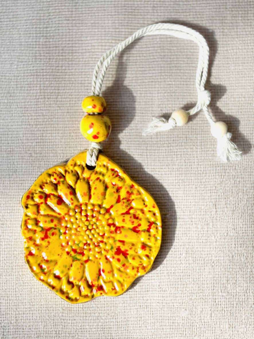 Diffuseur d'huile essentielle forme médaillon fleur en céramique jaune doré