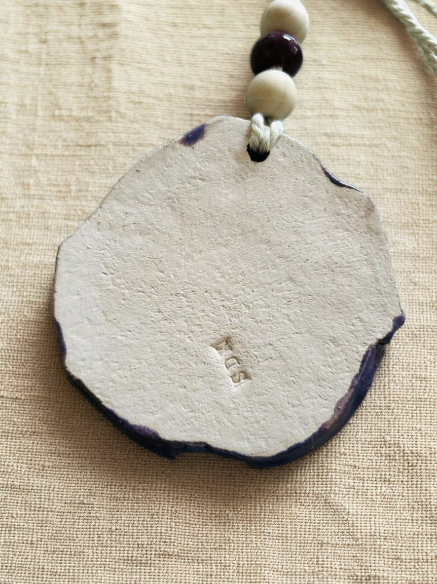 Diffuseur d'huile essentielle forme médaillon fleur en céramique lilas