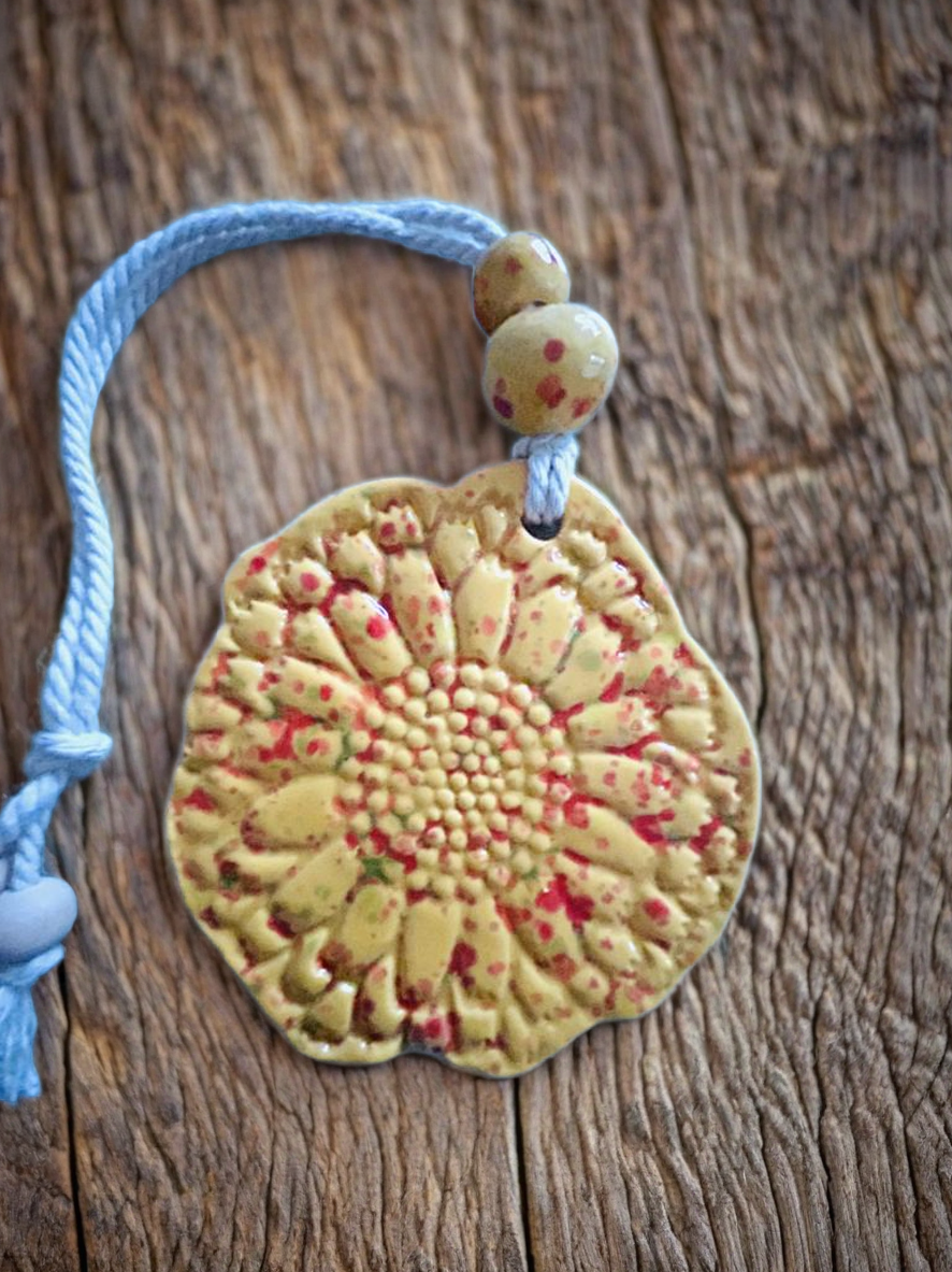 Diffuseur d'huile essentielle forme médaillon fleur en céramique jaune doré