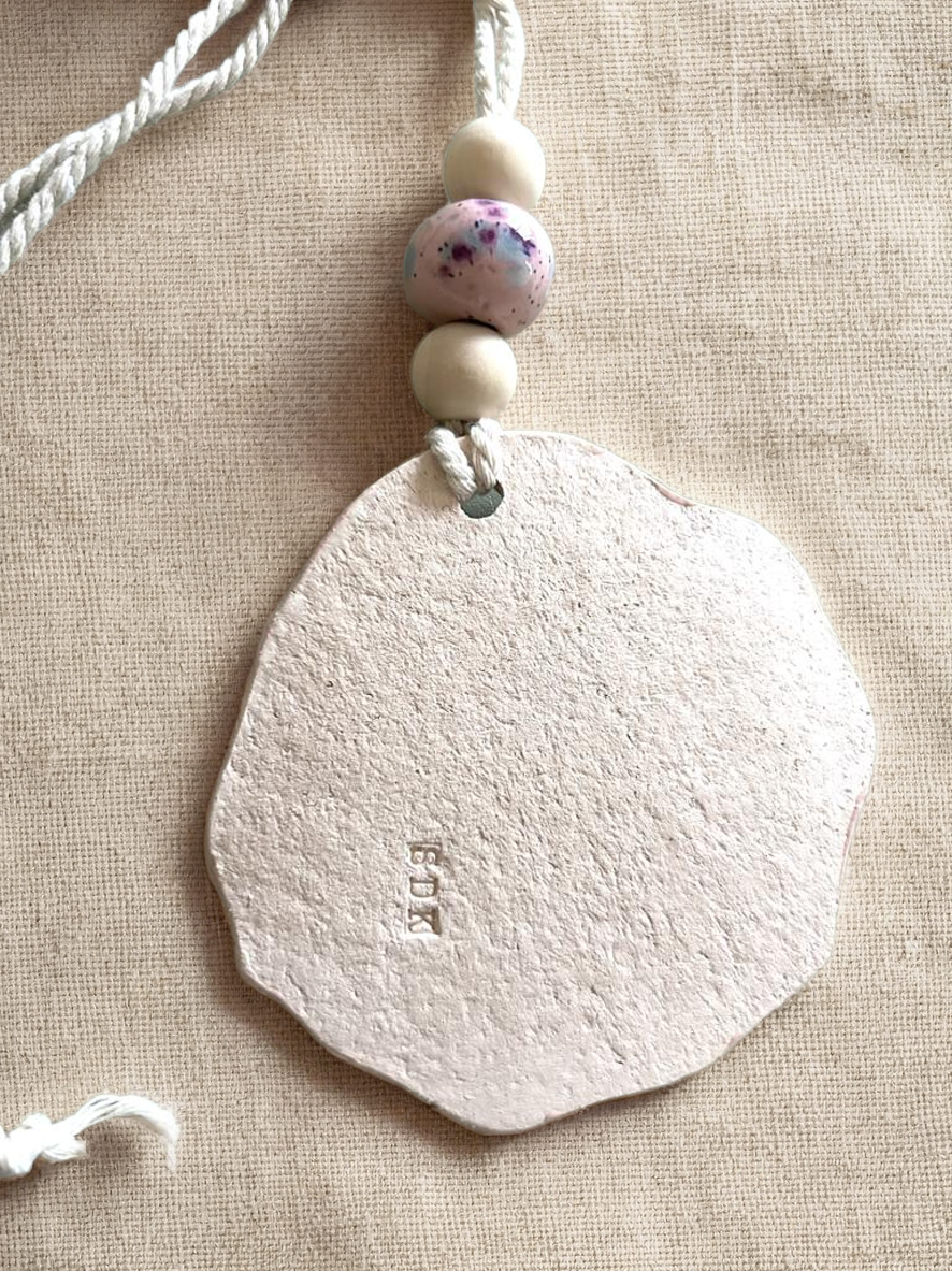 Diffuseur d'huile essentielle forme médaillon fleur en céramique rose