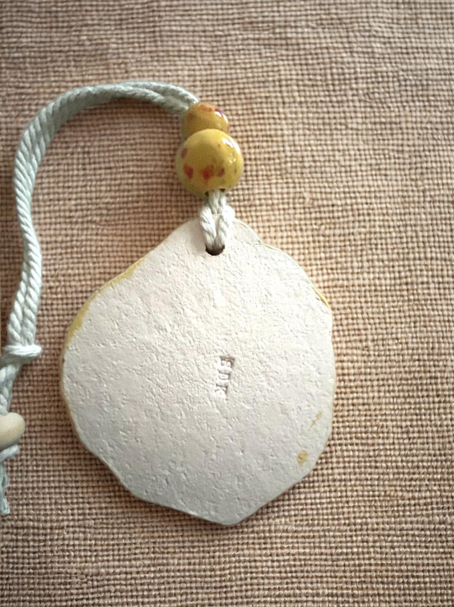 Diffuseur d'huile essentielle forme médaillon fleur en céramique jaune doré