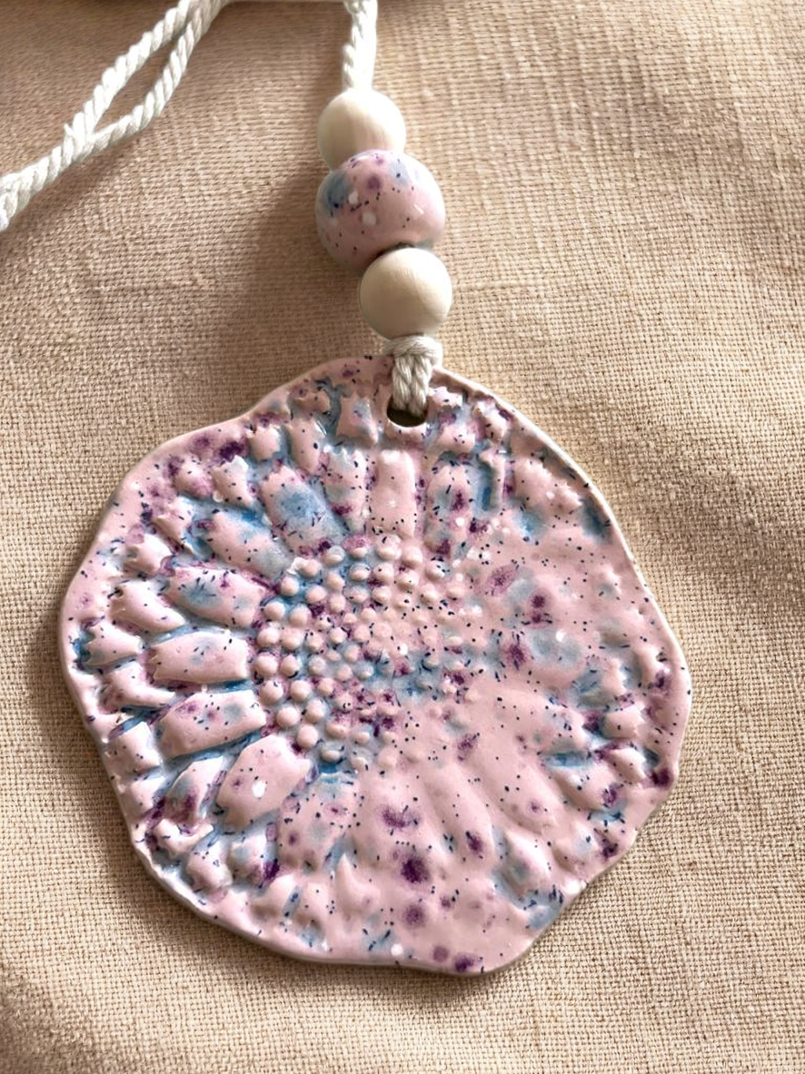 Diffuseur d'huile essentielle forme médaillon fleur en céramique rose