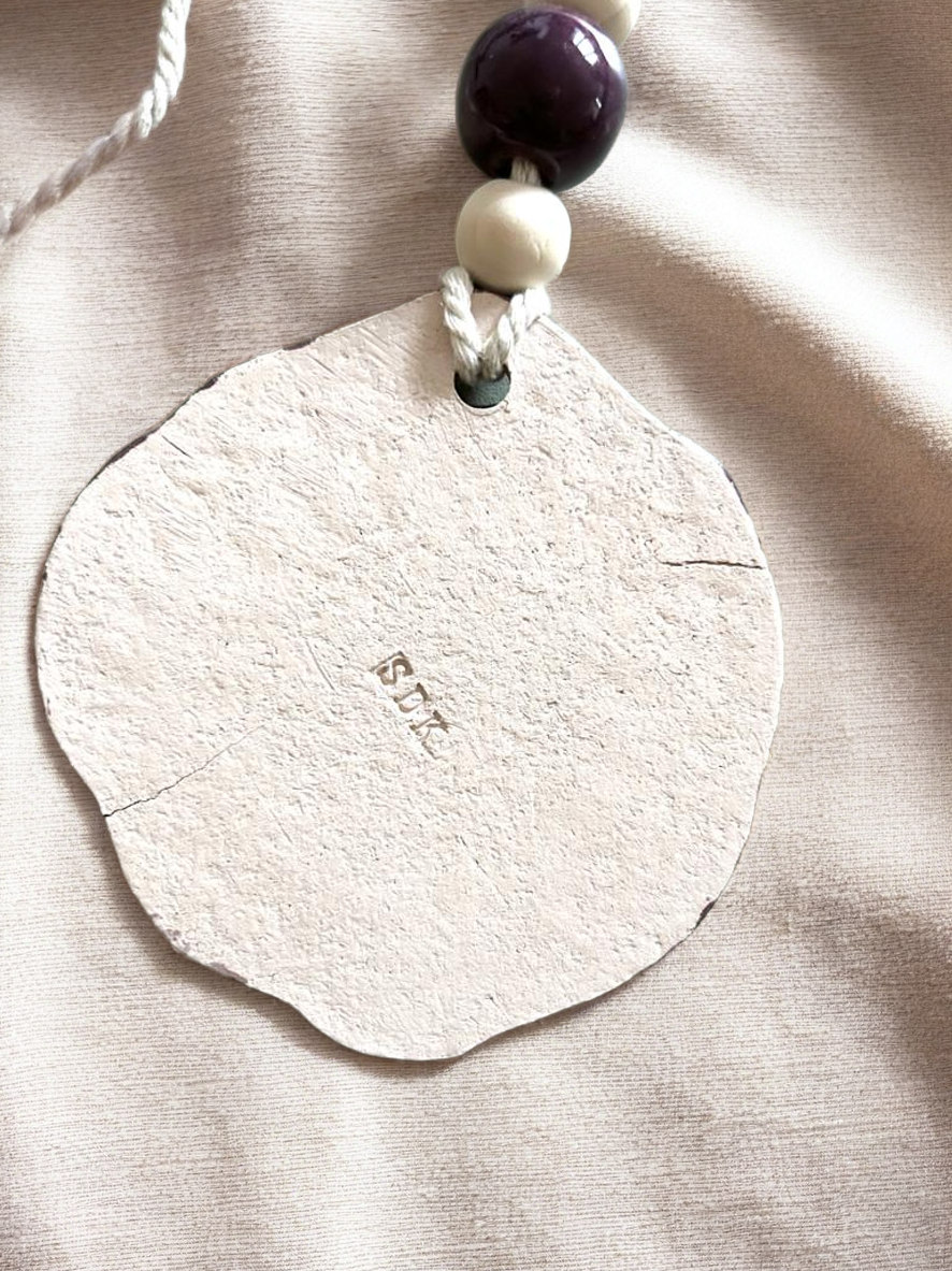 Diffuseur d'huile essentielle forme médaillon fleur en céramique pourpre