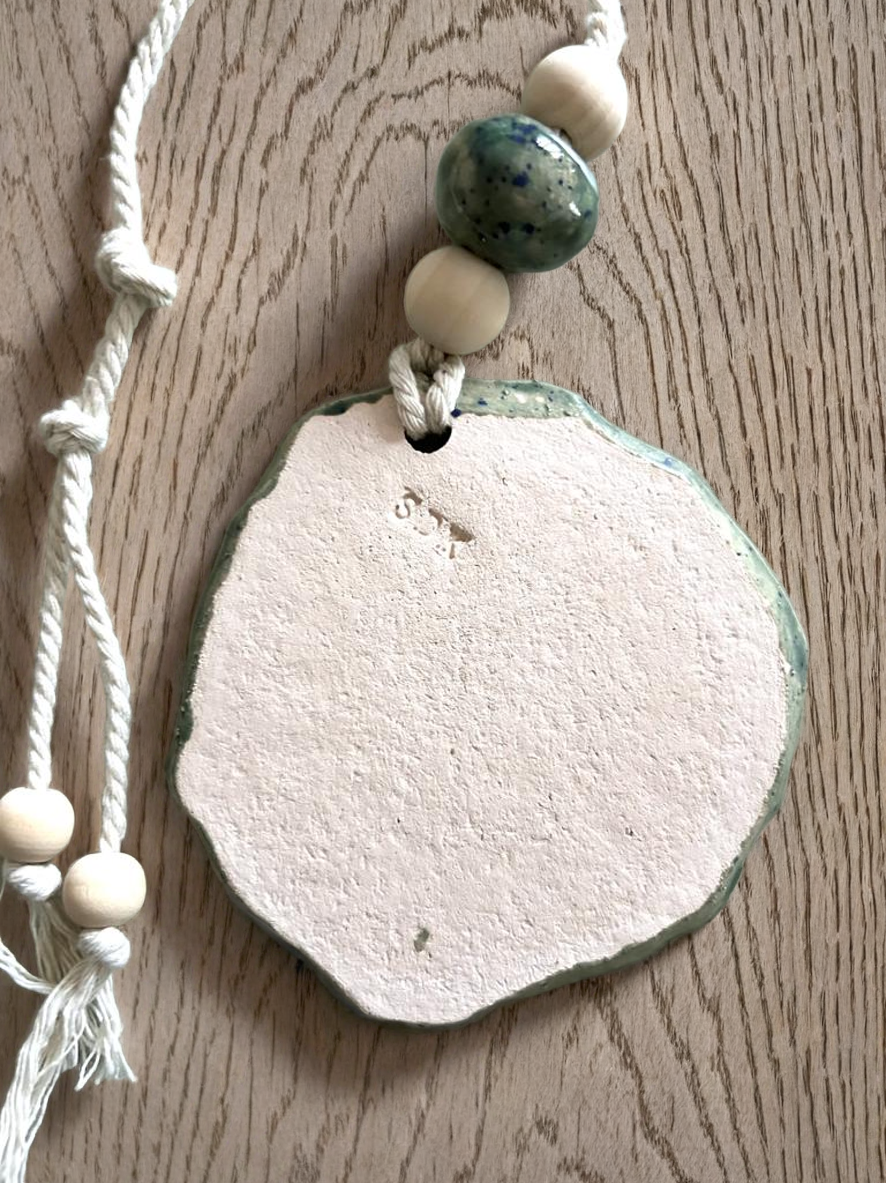 Diffuseur d'huile essentielle forme médaillon fleur en céramique vert
