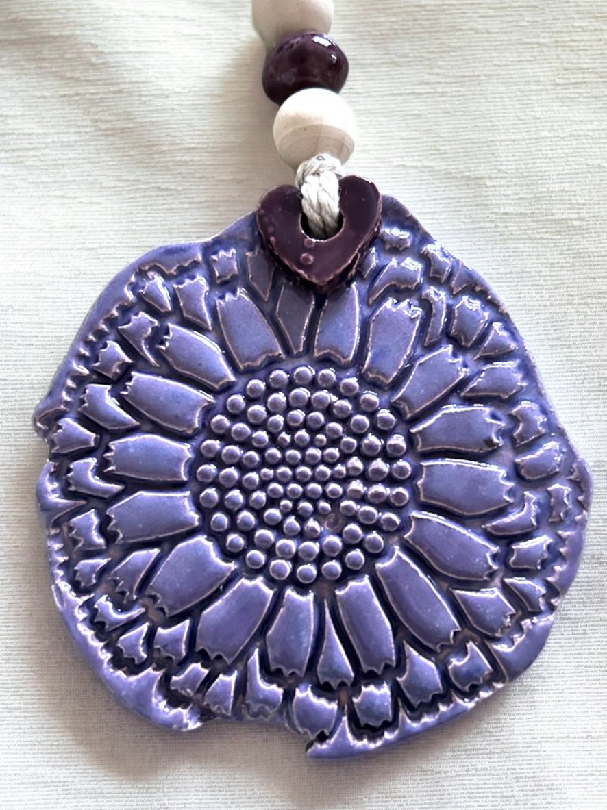 Diffuseur d'huile essentielle forme médaillon fleur en céramique lilas