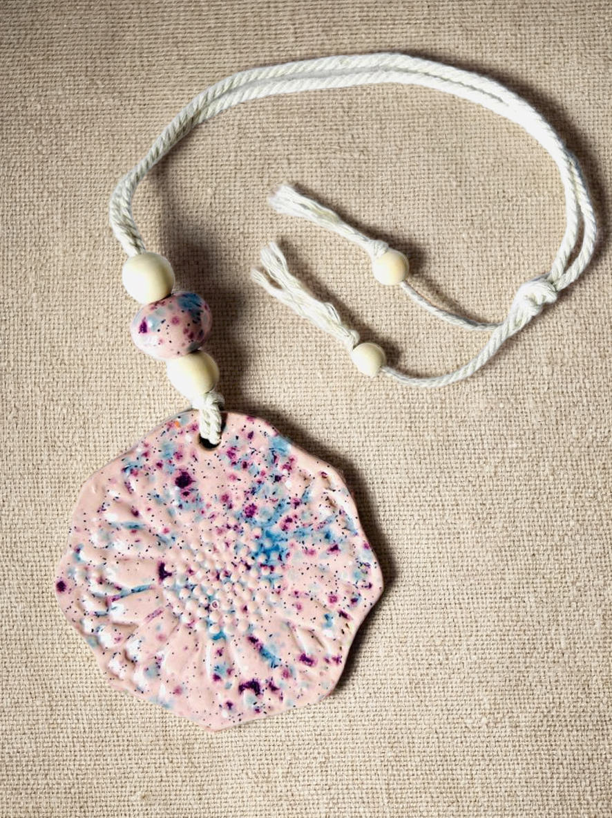 Diffuseur d'huile essentielle forme médaillon fleur en céramique rose