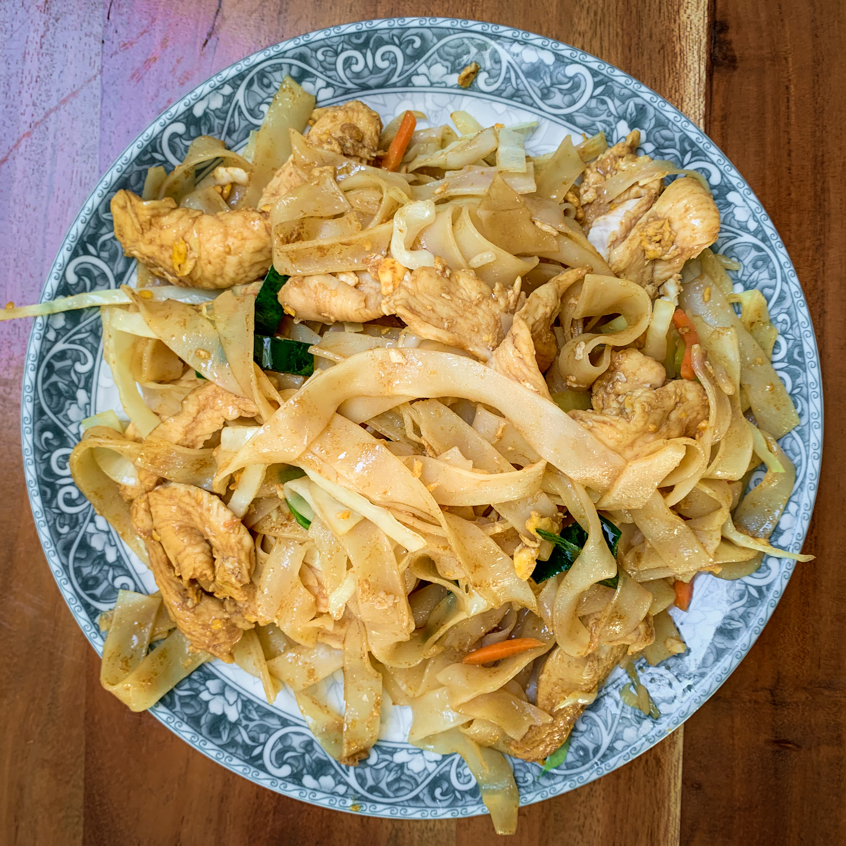 Gebratene Nudeln mit Poulet und Gemüse