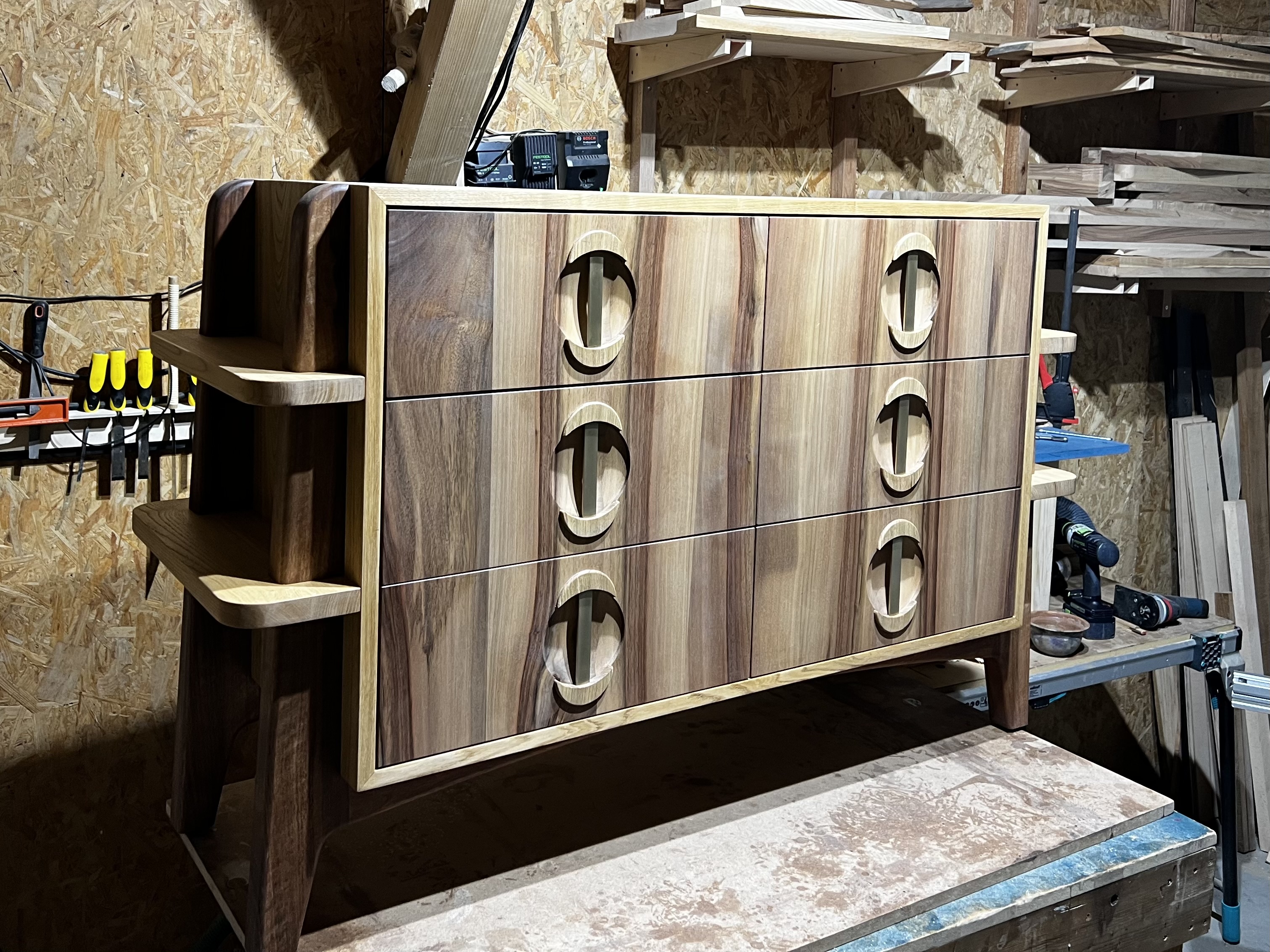 Commode unique en châtaignier et noyer 