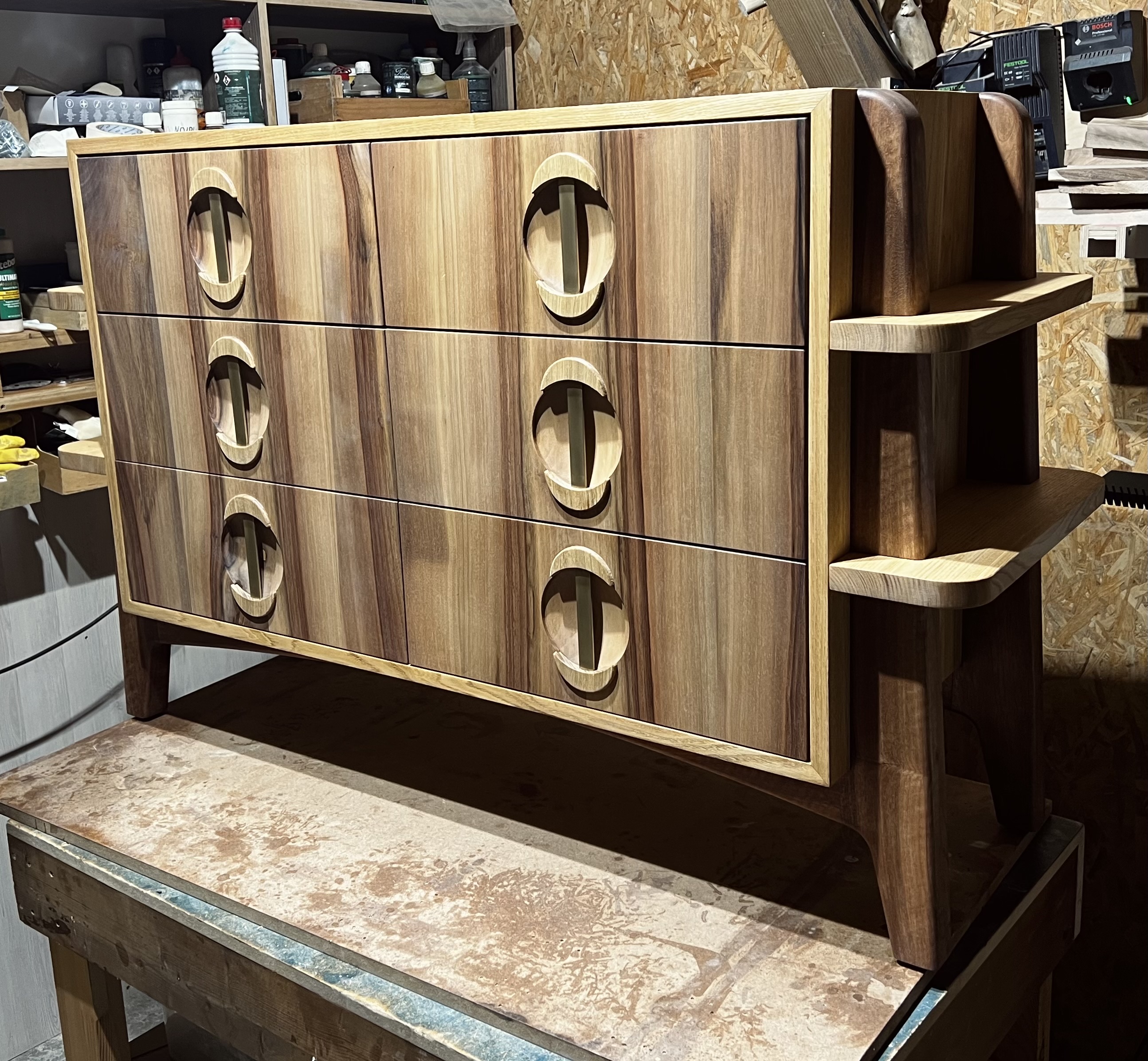 Commode unique en châtaignier et noyer 