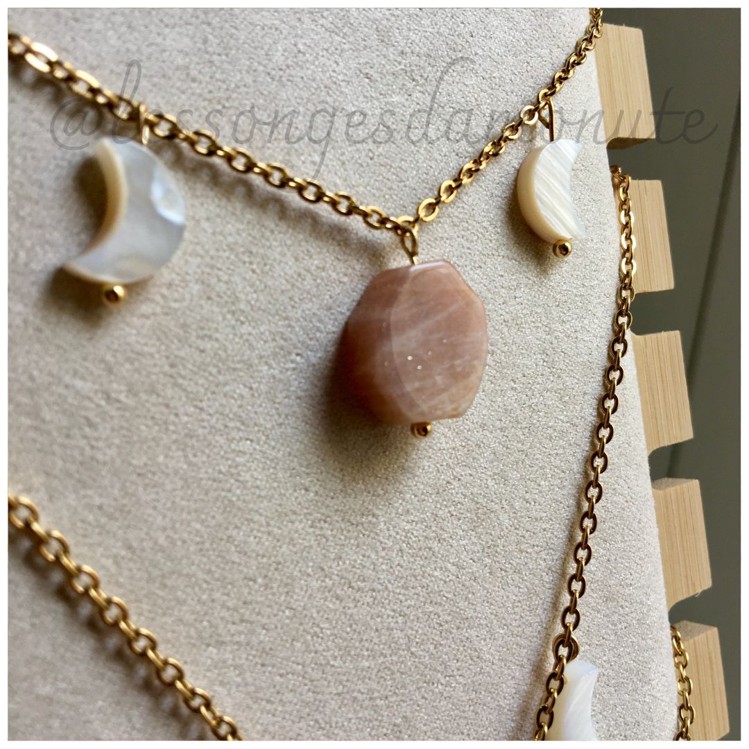 Collier Lunaison : pierre de soleil et coquillages nacrés