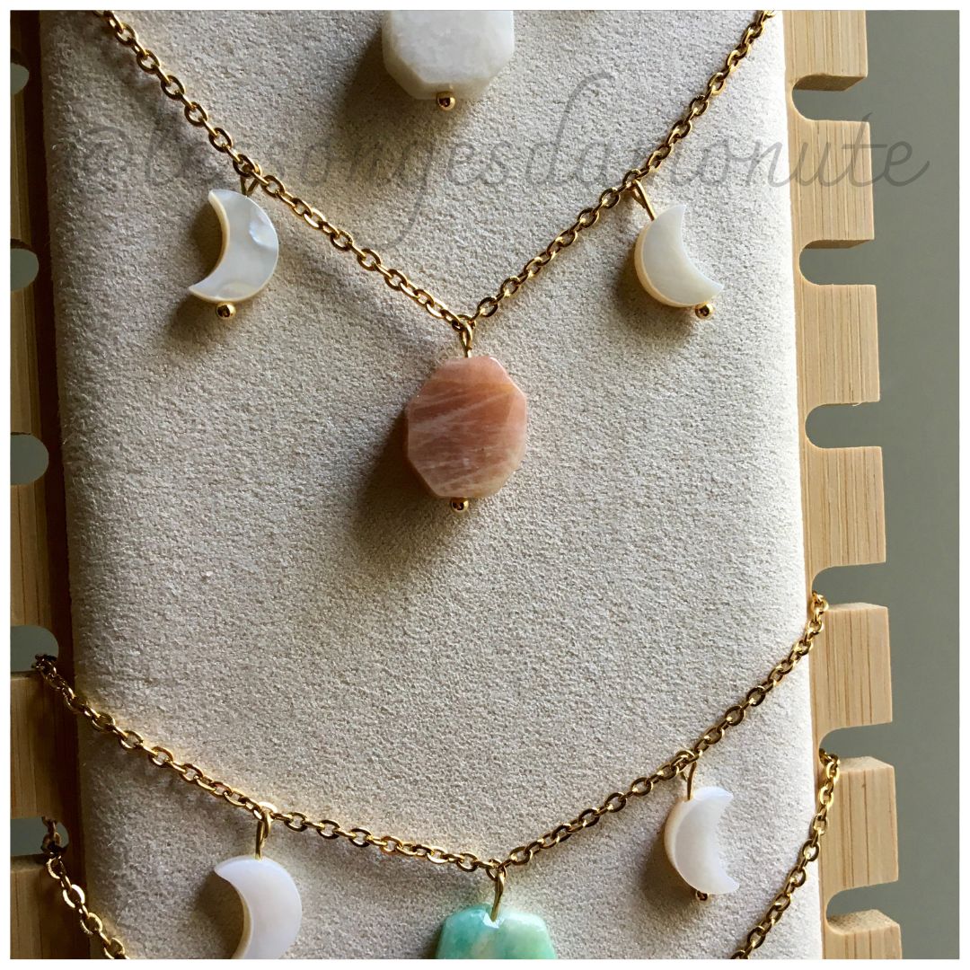 Collier Lunaison : pierre de soleil et coquillages nacrés