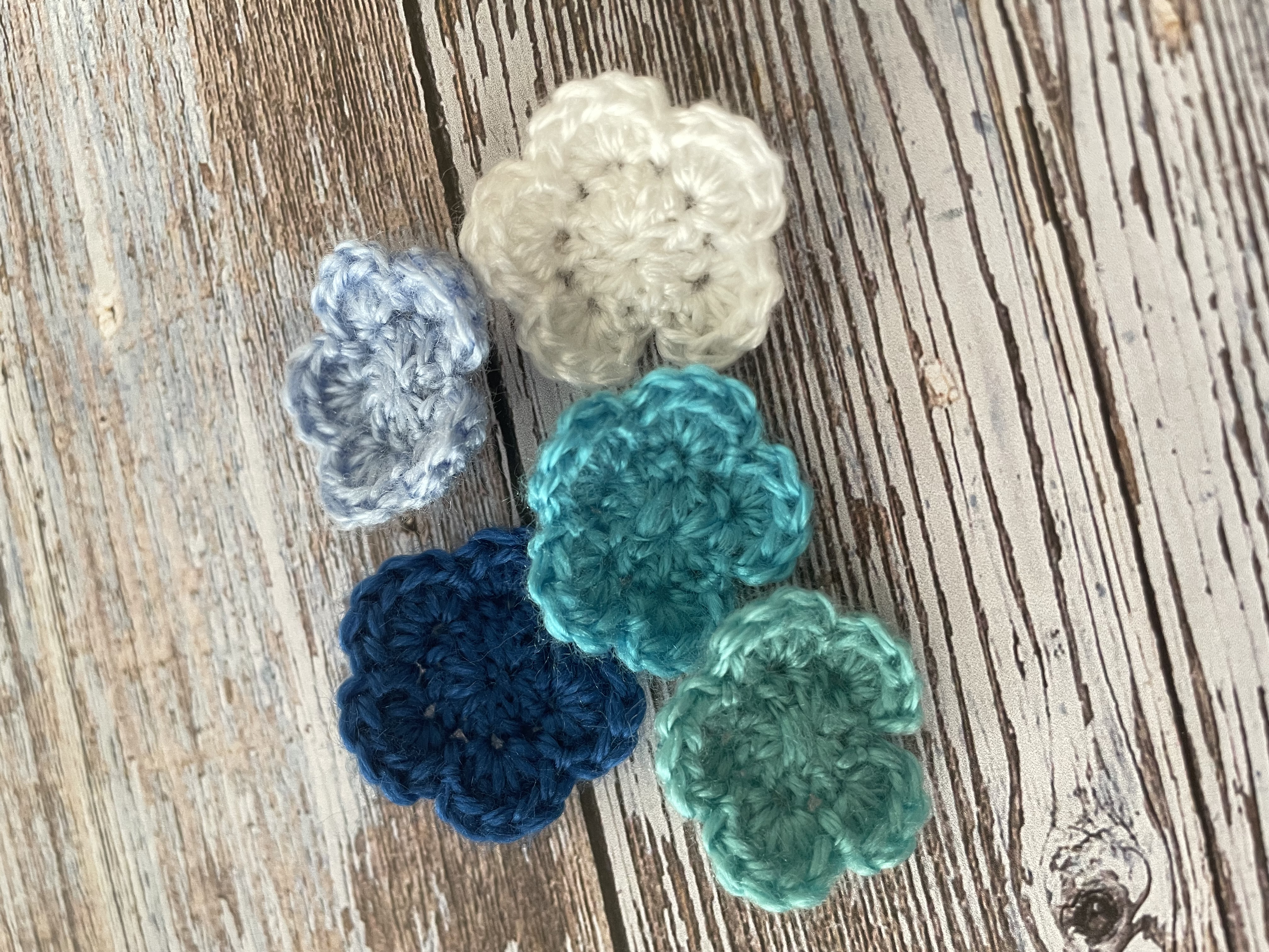 Broches fleurs : écume