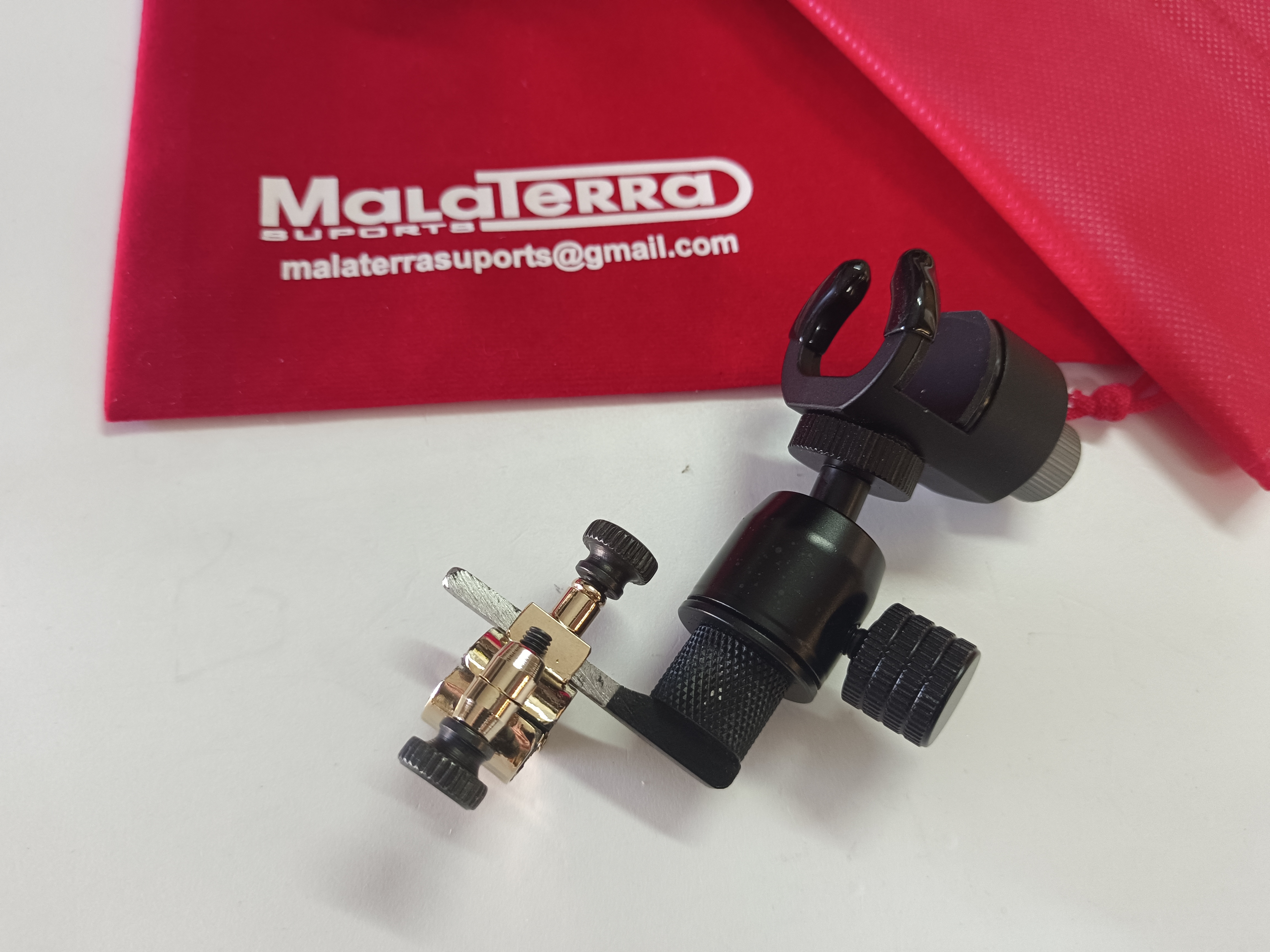 ATRIL UNIVERSAL DE TROMPA CON RÓTULA ORIENTABLE