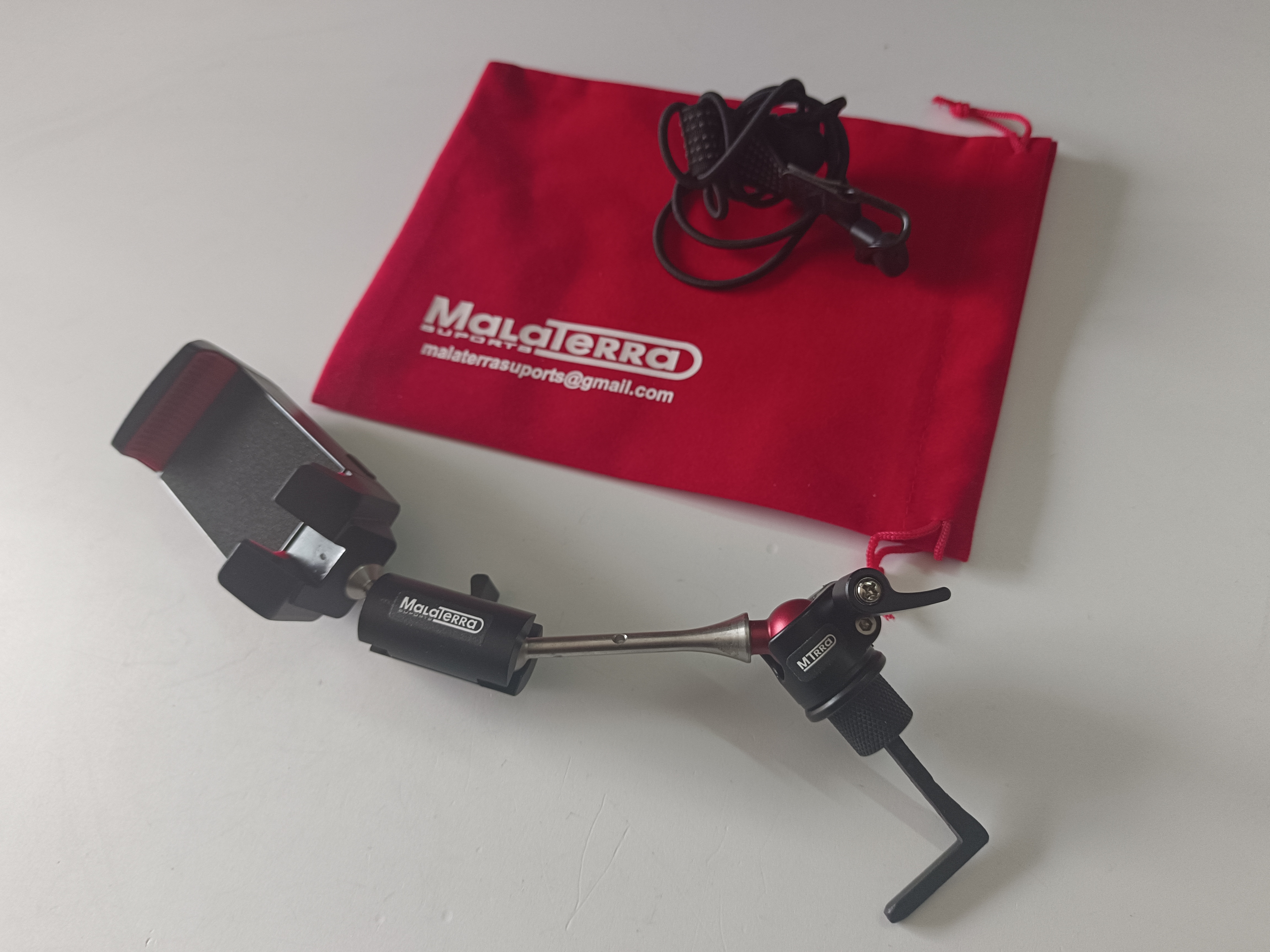 ATRIL ARTICULADO UNIVERSAL SOLO DIGITAL PARA SAXO ALTO, TENOR, BARÍTONO, TUBA, BOMBARDINO, ETC.